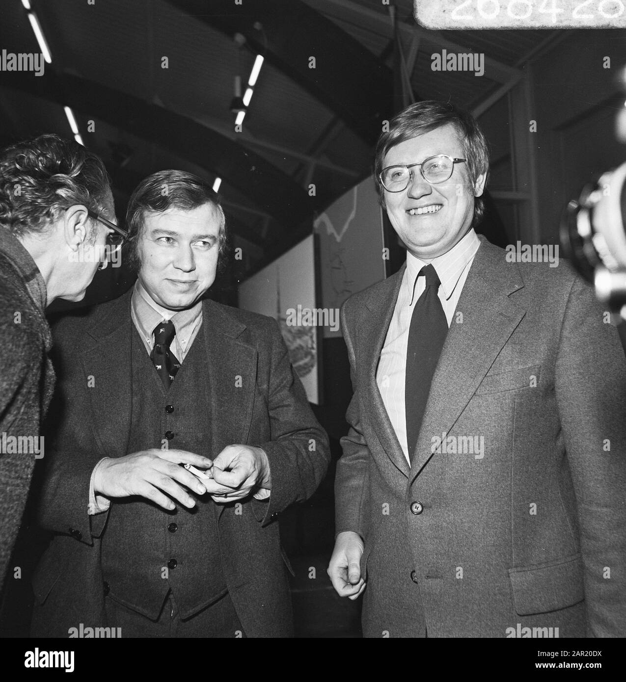 Réunion en rapport avec les résultats des élections municipales à Amersfoort Wiegel (à droite) et secrétaire d'État Van Dam Date: 21 novembre 1973 lieu: Amersfoort (province) mots clés: Députés, secrétaires d'État, réunions électorales Nom personnel: Dam, Marcel van, Wiegel, Hans Banque D'Images