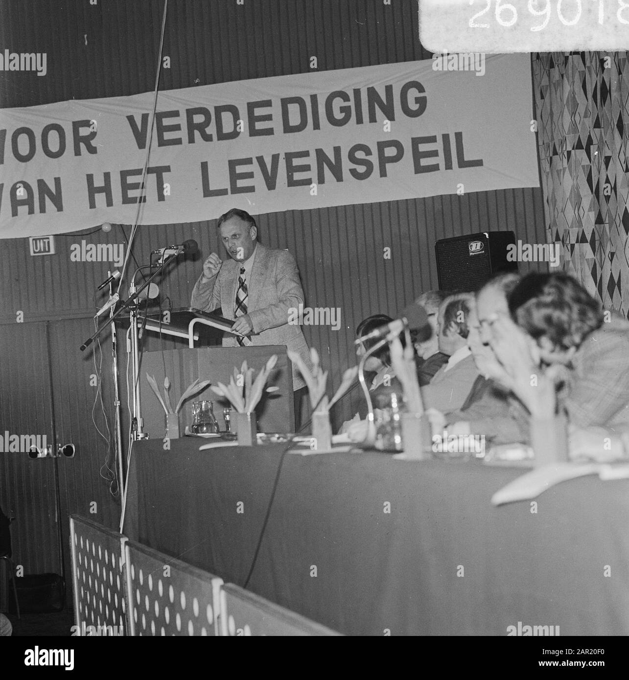 CPN-conférence à Amsterdam Henk Hoekstra au cours du discours Date: 22 décembre 1973 lieu: Amsterdam, Noord-Holland mots clés: Conférences, députés, partis politiques Nom personnel: Hoekstra, Henk Nom de l'institution: CPN Banque D'Images