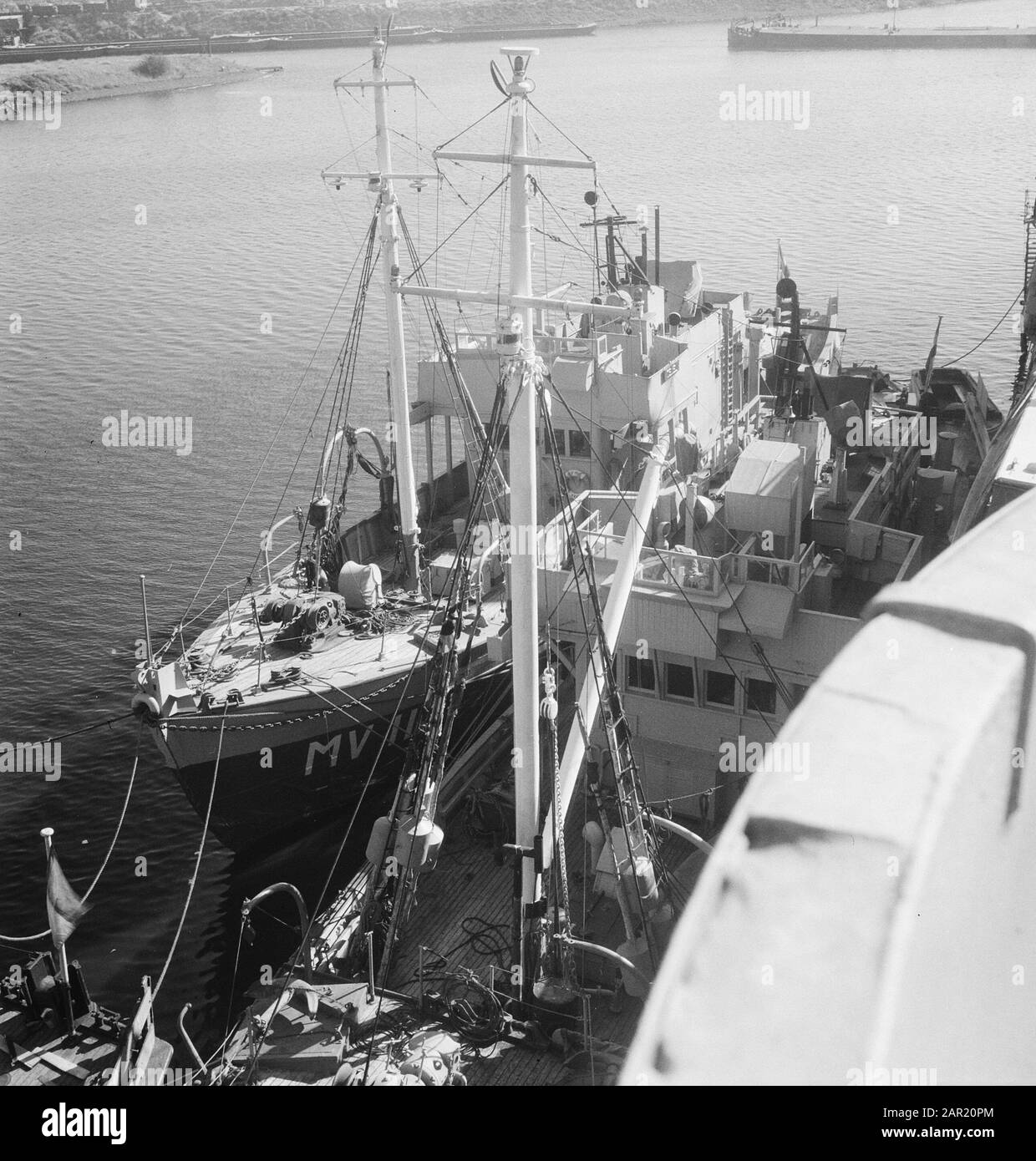 Divers navires, y compris les navires de la marine, qui se trouvent dans un port Date : 19 septembre 1947 mots clés : navires Banque D'Images