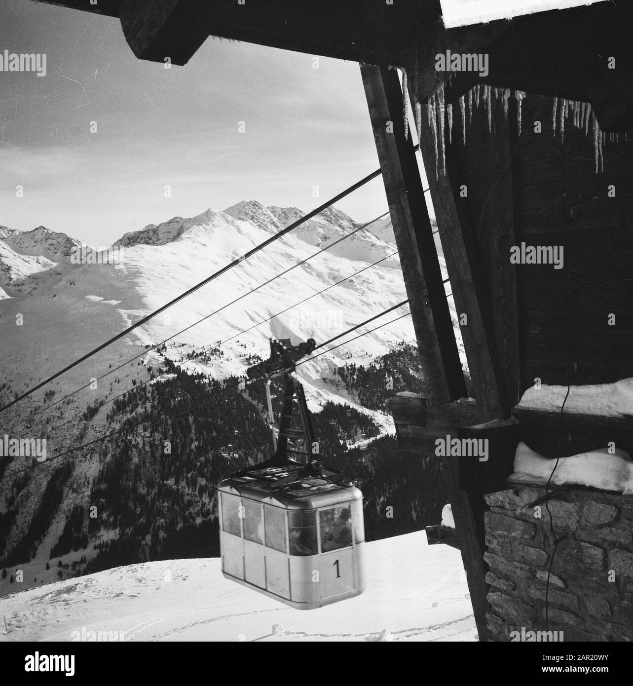 Famille royale à Sankt Anton. Téléphérique Date: 29 décembre 1950 lieu: Autriche, Tyrol mots clés: Montagnes, télécabines, paysages Banque D'Images