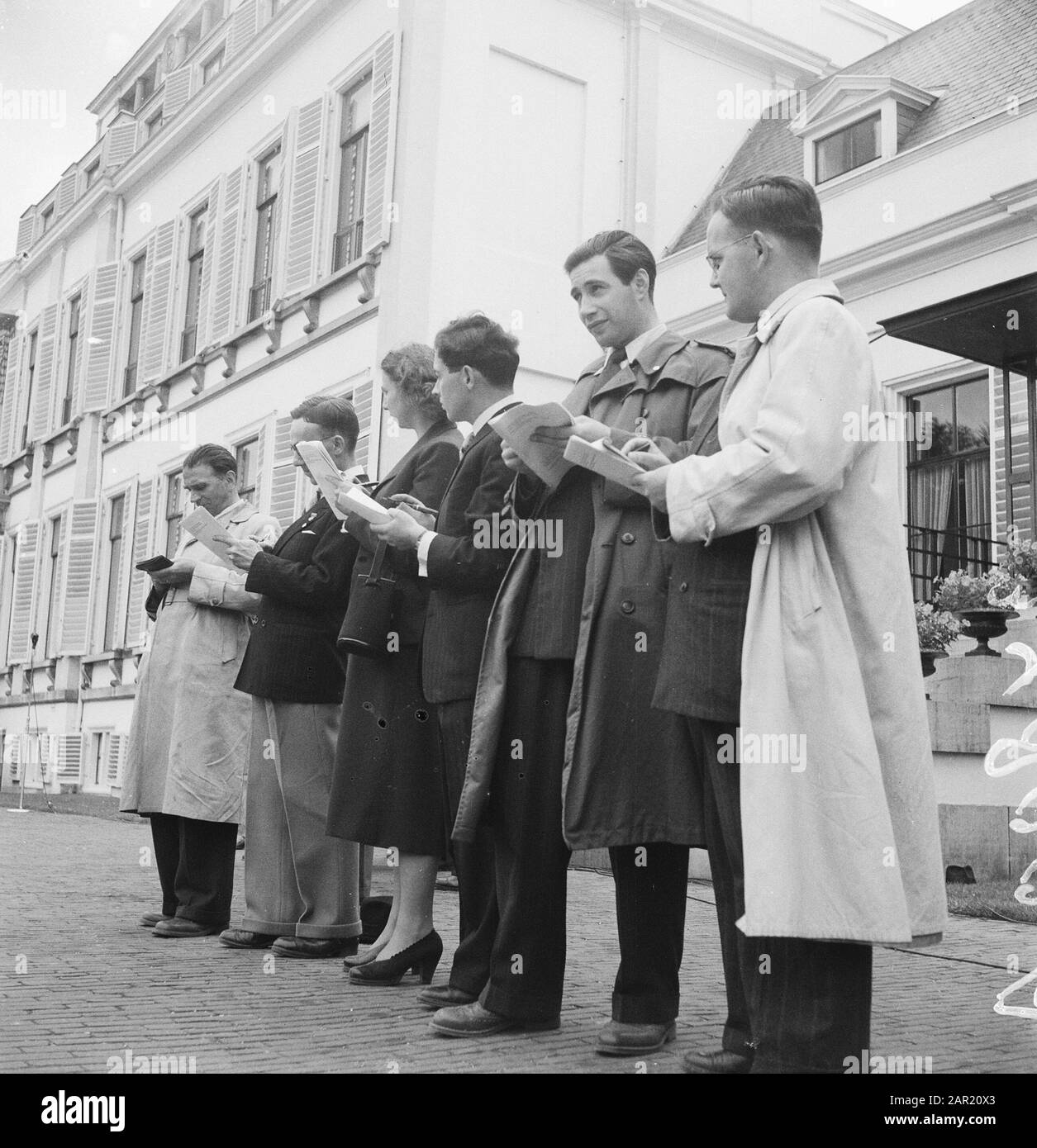 Soestdijk, defile for the Royal Family Annotation: The writing press Date: 9 July 1949 lieu: Soestdijk, Utrecht mots clés: Journalistes, maisons royales Banque D'Images