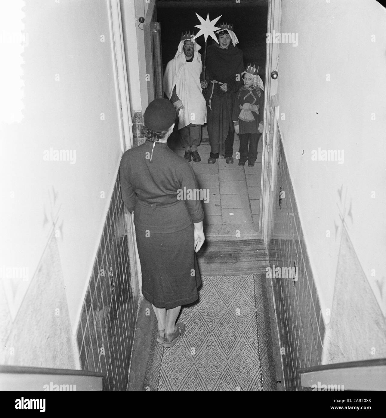 Epiphanie. Les enfants vêtus comme les trois rois devant une porte ouverte Annotation: Photo datée du 8-7-1949, mais la soirée avant Epiphany est le 5 janvier. Peut-être déjà enregistré Date: 8 juillet 1949 lieu: Voorschoten, Zuid-Holland mots clés: Enfants, rois, culture folklorique Banque D'Images