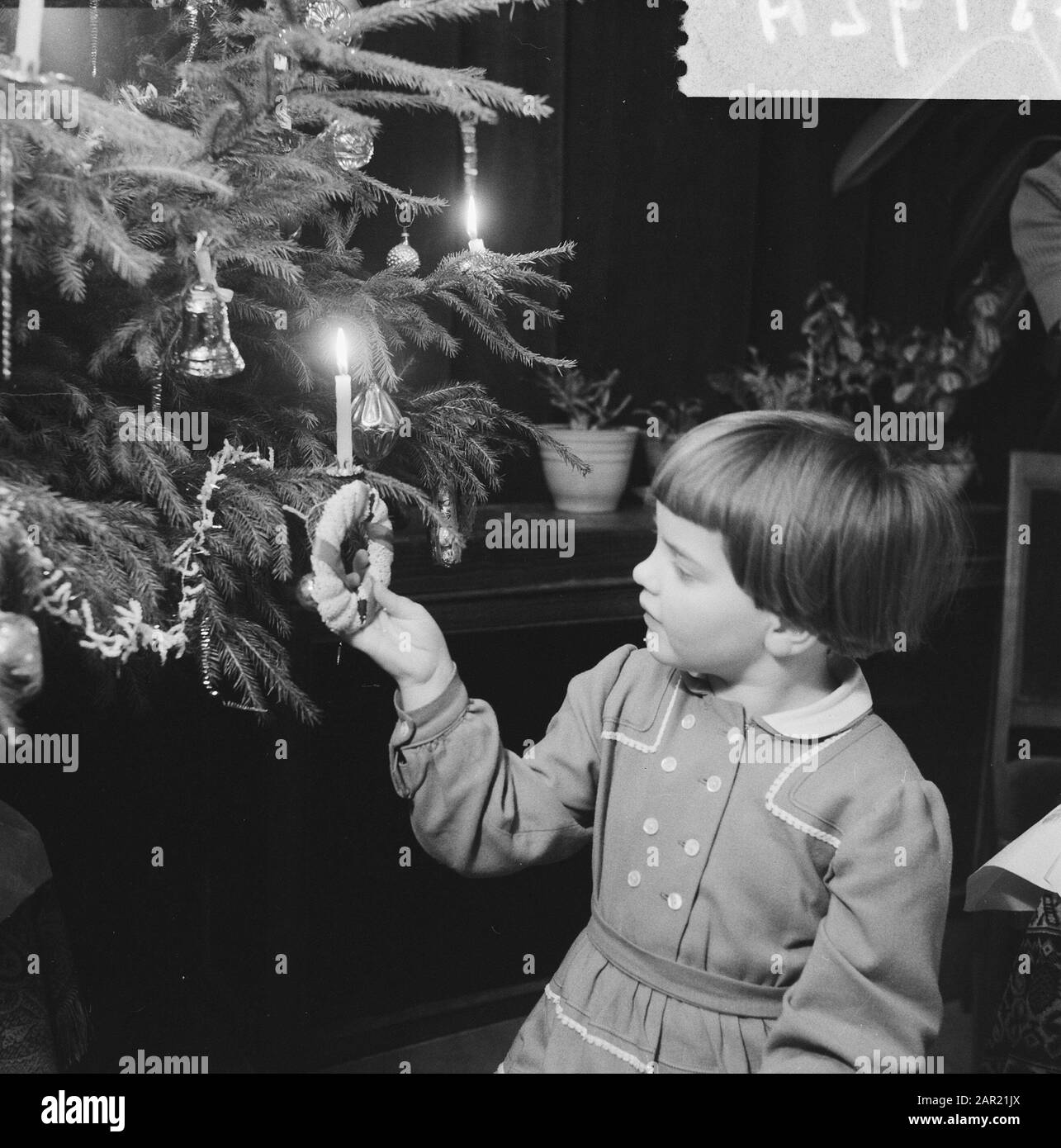 Enfants autour de l'arbre de Noël Date: 28 décembre 1955 mots clés: Enfants, arbres de Noël Banque D'Images