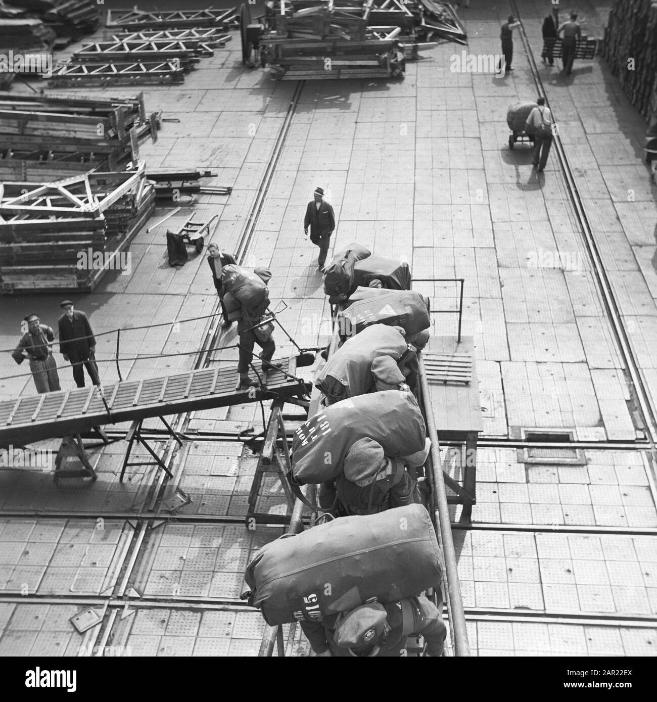 Départ de Volendam avec des soldats Date: 31 juillet 1947 mots clés: MITARY, DÉPART, navires Nom personnel: De volendam Banque D'Images