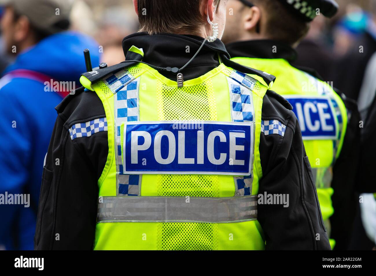 Leeds, ROYAUME-UNI - 05 mai 2019: Un policier portant un gilet jaune avec la police a écrit à l'arrière pendant le tour du yorkshire dans le centre-ville de leeds Banque D'Images