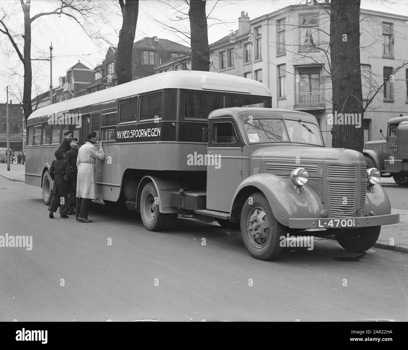 L'un des nouveaux bus de l'annotation des chemins de fer néerlandais: Un bus soi-disant Goliath effectue un essai entre Utrecht et Amersfoort. NB. Après la seconde Guerre mondiale, il y a eu une pénurie de trains et ces types d'autobus ont été utilisés comme transport ferroviaire supplémentaire. Ils ont offert de l'espace pour 46 personnes. Les conducteurs ont reçu une formation spéciale pour conduire ces véhicules (voitures Goliath). L'ensemble pourrait ensuite être transformé en remorques de dix tonnes. Date : 6 février 1946 mots clés : autobus, transports publics Nom de l'institution : NS Banque D'Images
