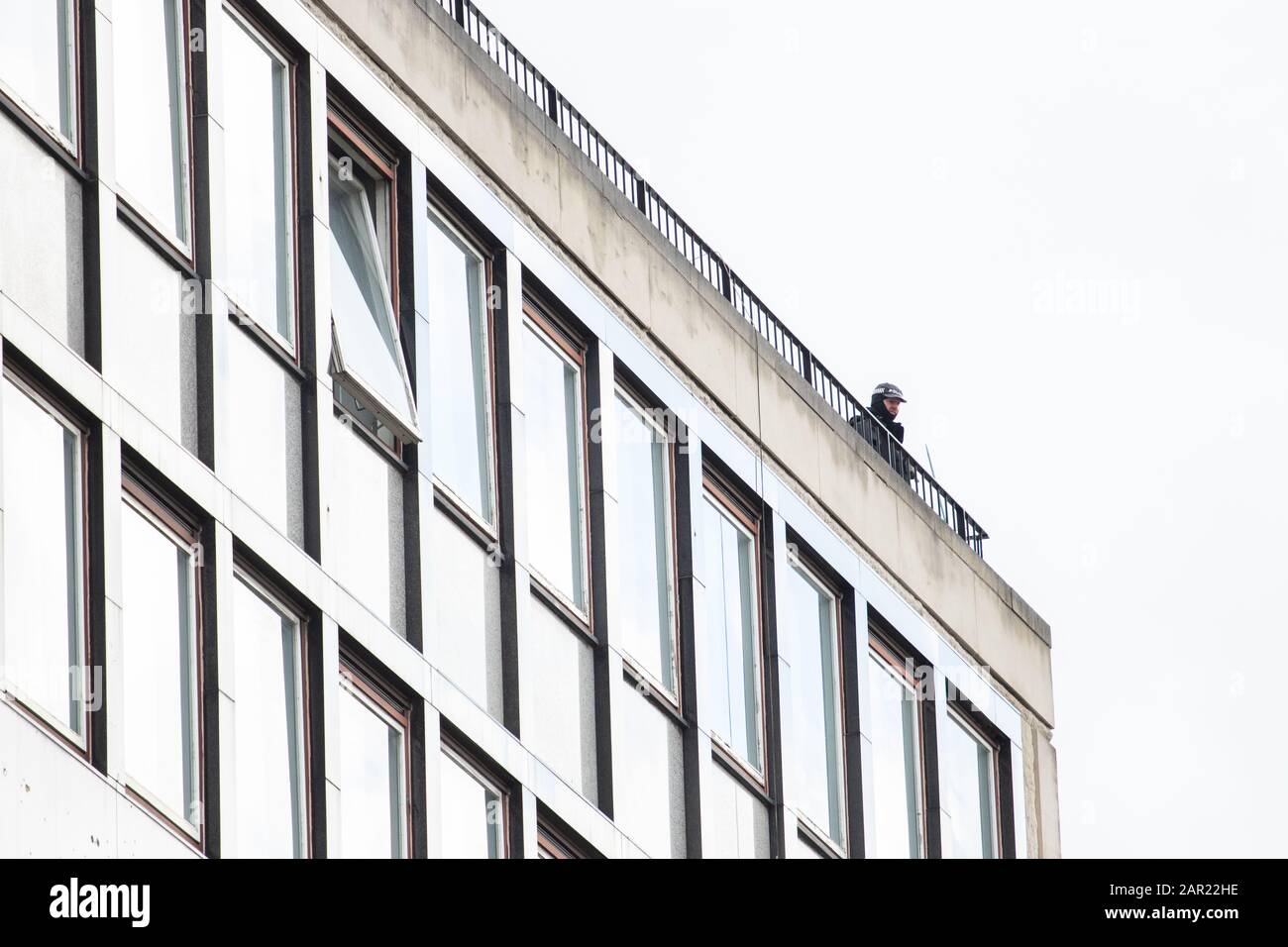 Leeds, ROYAUME-UNI - 05 mai 2019: Un policier armé s'est levé sur un toit dans le centre-ville de leeds, donnant sur la foule du tour de yorkshire Banque D'Images