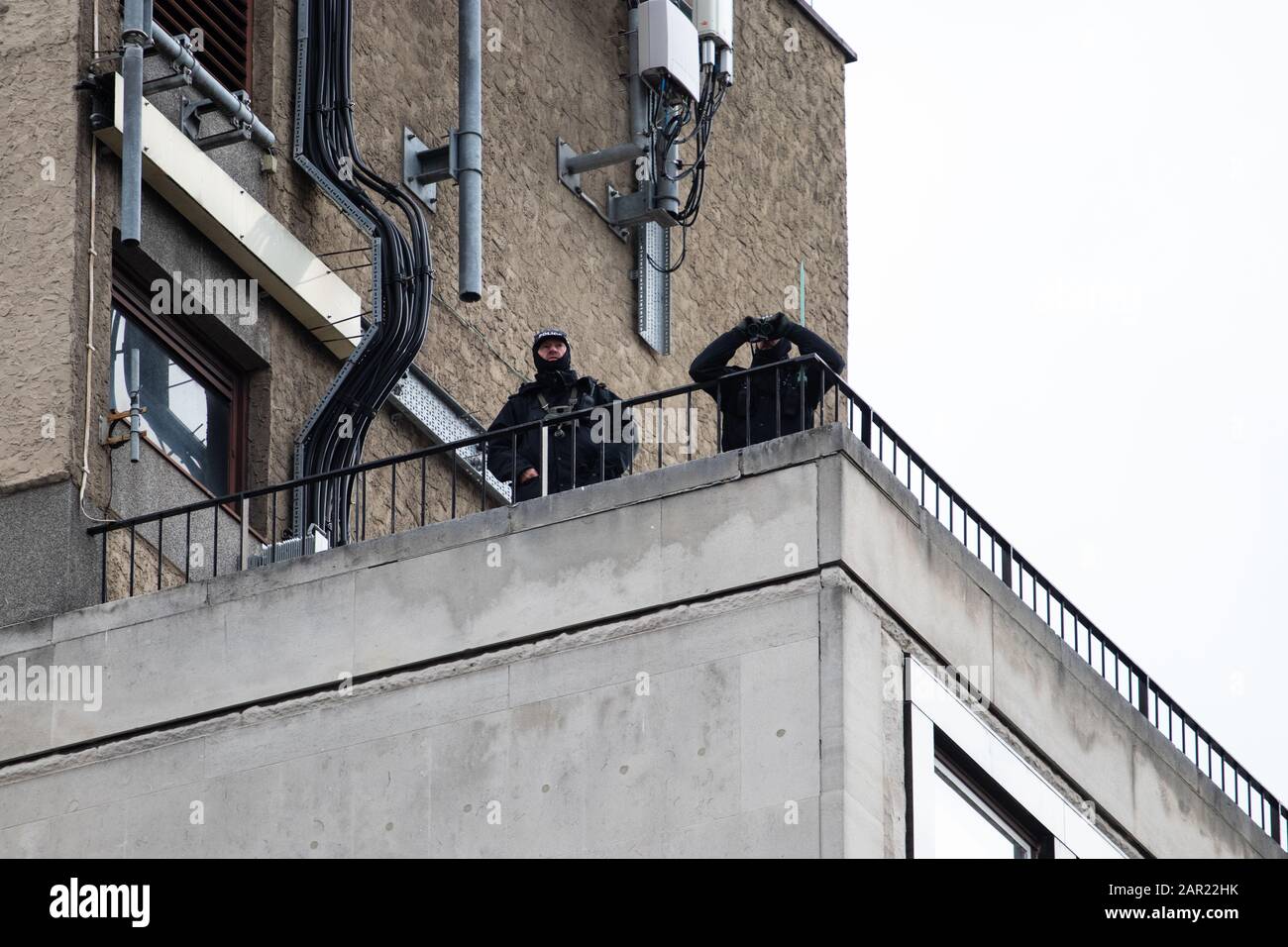Leeds, ROYAUME-UNI - 05 mai 2019 : une fusillée horizontale d'officiers de police armés s'est dressée sur un toit dans le centre-ville de leeds, donnant sur la foule Banque D'Images