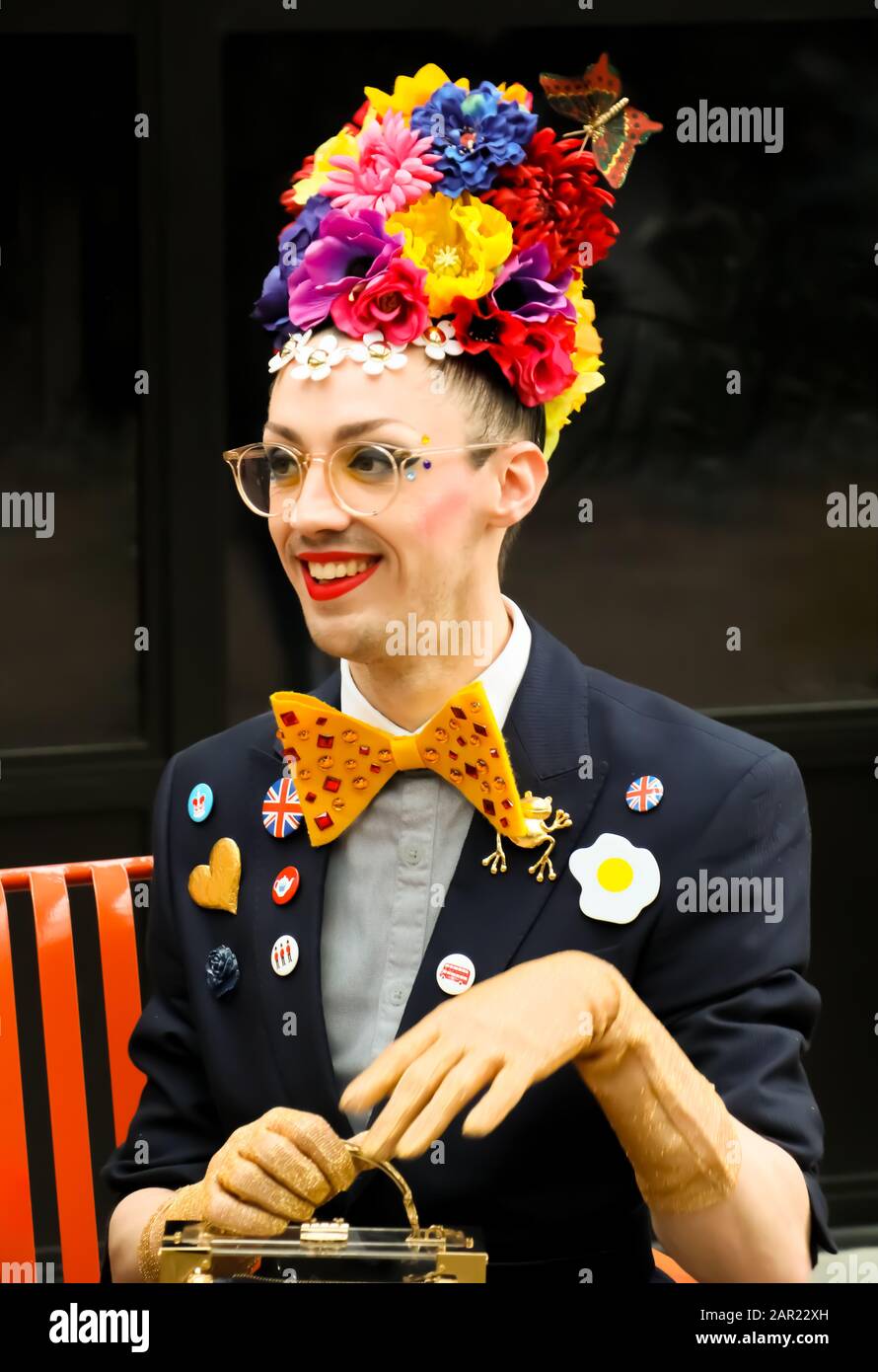 Homme vêtu d'une tenue colorée London Colorwalk Banque D'Images