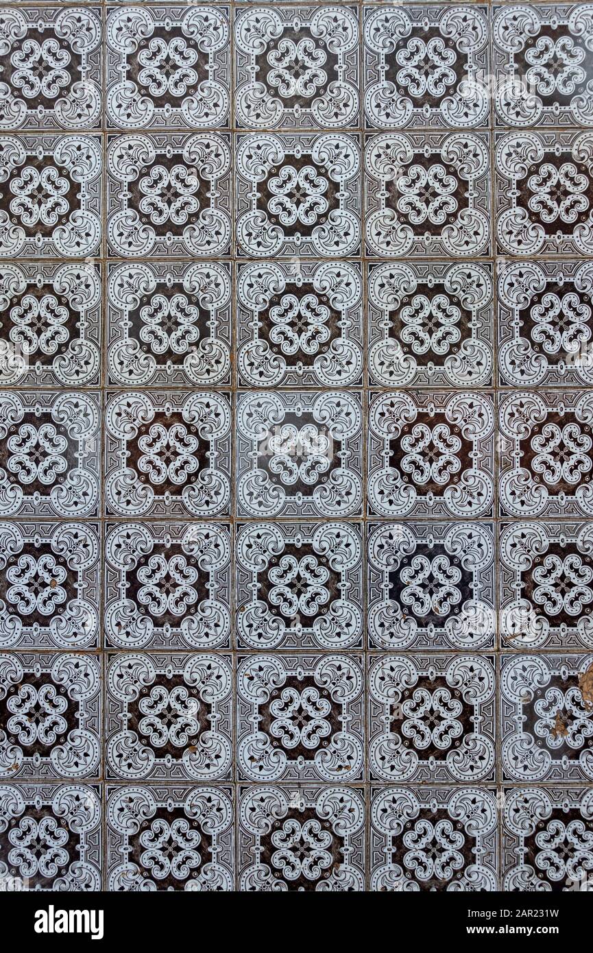 Motif patchwork transparent de tuiles traditionnelles portugaises dans des couleurs brunes, influencé mauresque. Banque D'Images