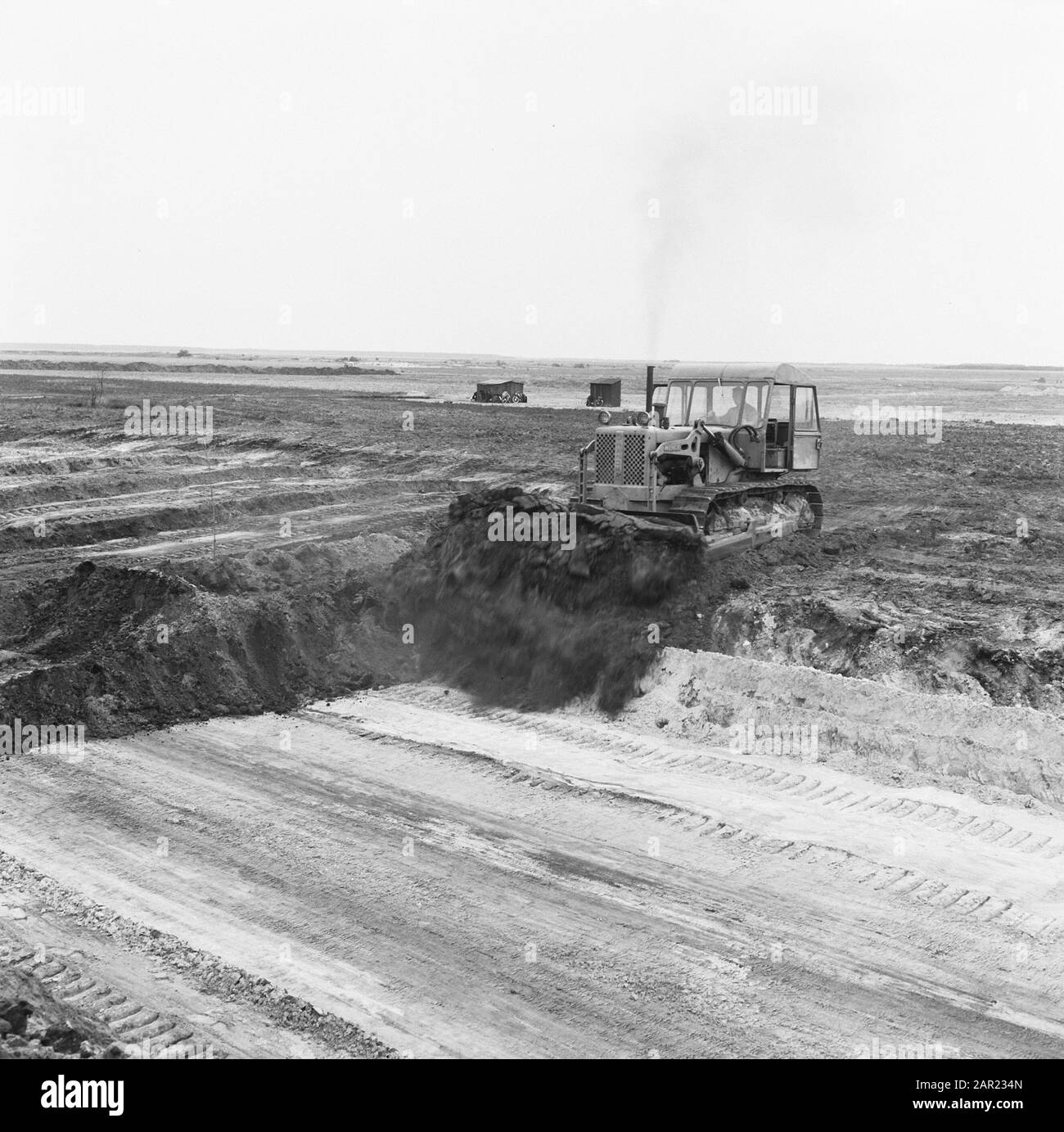 Exploitation minière, travail du sol, nivellement, bandanden, bulldozers, puits de chargement de voiture, de Wilreit Date : juin 1958 lieu : de Wilreit mots clés : puits de chargement de voiture, ponçage, bulldozers, nivellement, travail du sol, exploitation minière Banque D'Images Exploitation minière, travail du sol, nivellement, bandanden, bulldozers, puits de chargement de voiture, de Wilreit Date : juin 1958 lieu : de Wilreit mots clés : puits de chargement de voiture, ponçage, bulldozers, nivellement, travail du sol, exploitation minière Banque D'Images