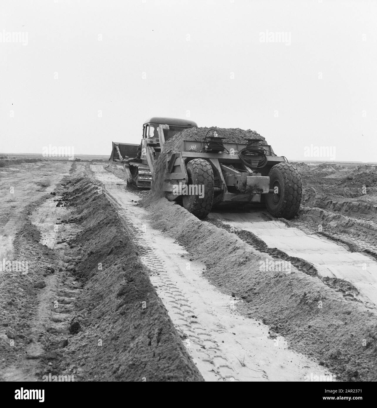 Exploitation minière, travail du sol, nivellement, grattoir de chargement, de Wilreit Date : juin 1958 lieu : de Wilreit mots clés : soufflage, nivellement, inclinaison, inclinaison, décapage de chargement inclinable, exploitation minière Banque D'Images