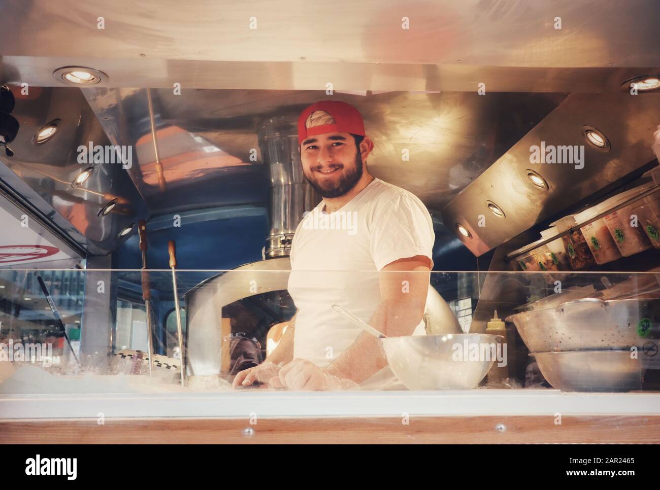 Un chef dans une fourgonnette de restauration de rue Banque D'Images