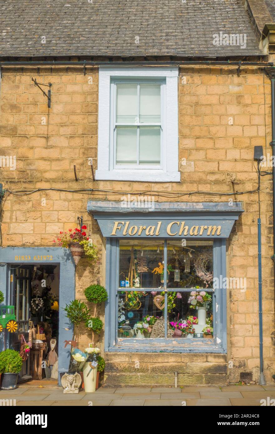 Charme floral, fleuriste local / fleuriste dans un vieux bâtiment en pierre. La ville historique du marché de Barnard Castle, Teesdale, Comté de Durham, Angleterre, Royaume-Uni. Banque D'Images