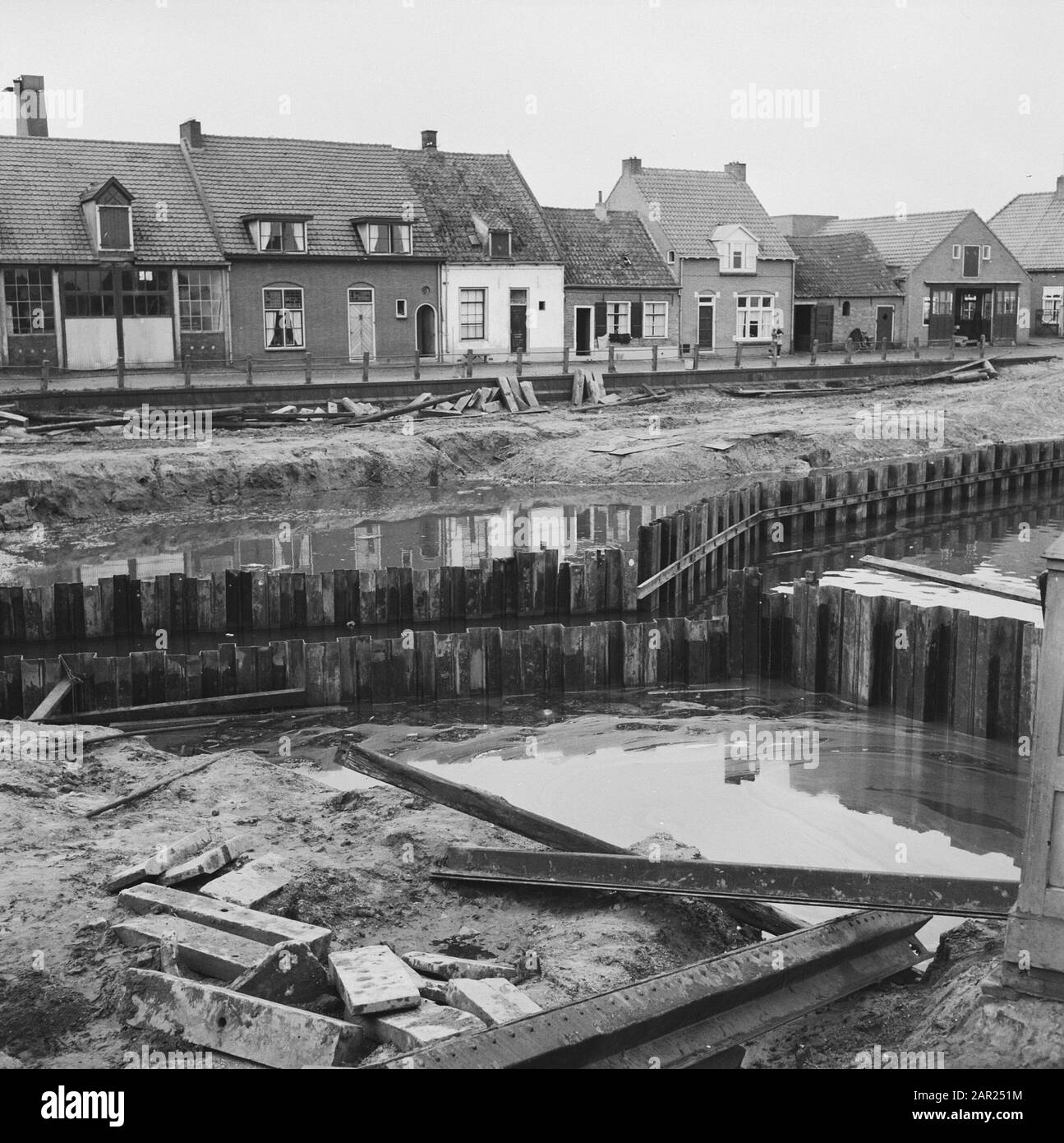 Creuser et améliorer les canaux, les ponts de construction, les améliorations, le port, le travail, le béton, les ponts Date : octobre 1958 lieu : Elburg mots clés : pondre les ponts, le béton, les ponts, creuser et améliorer les canaux, le port, les améliorations, le travail Banque D'Images