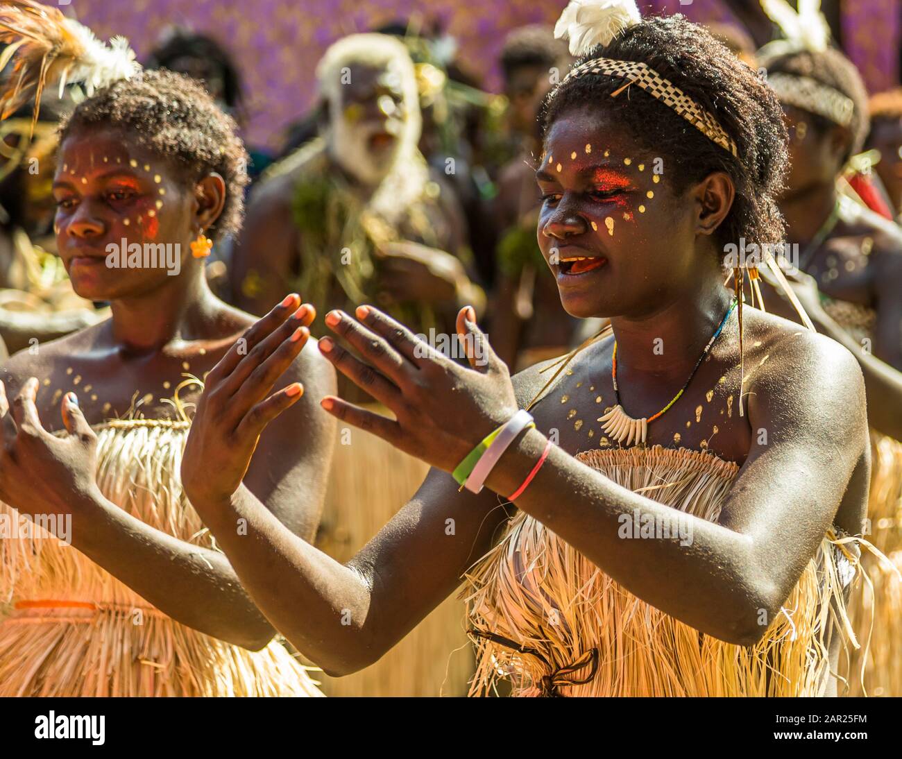 Sing-Sing à Bougainville, Papouasie-Nouvelle-Guinée. Festival de village coloré à Bougainville avec musique et danse Banque D'Images