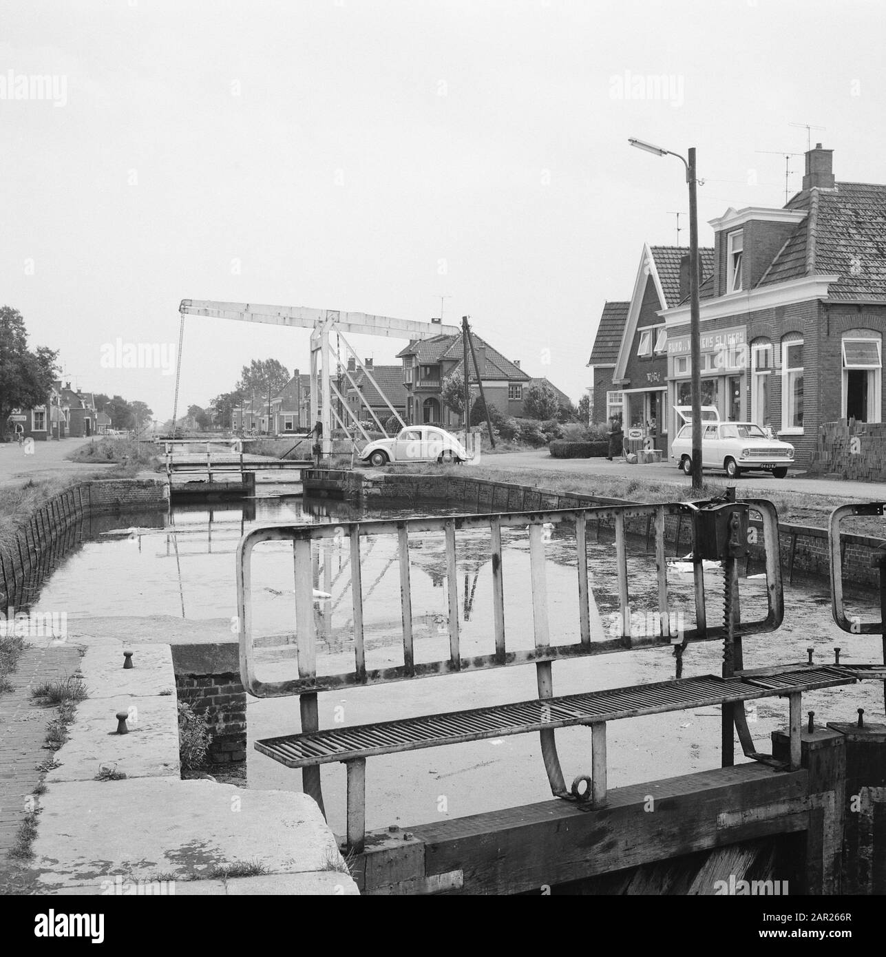 Normalisation des ruisseaux, fossés de creusement et d'amortissement, cousus de ponte, plongeurs et jardinage, canaux, écluses, ponts, maisons, routes, ommelanderwijk, Nieuwe Pekela, Groningue Date : 1966 lieu : Groningue, Nieuwe Pekela, Veendam mots clés : ponts, plongeurs et jardinage, fossés de creusage et d'amortissement, maisons, canaux, égouts, routes de ponderomwijk, noms, routes personnelles Banque D'Images