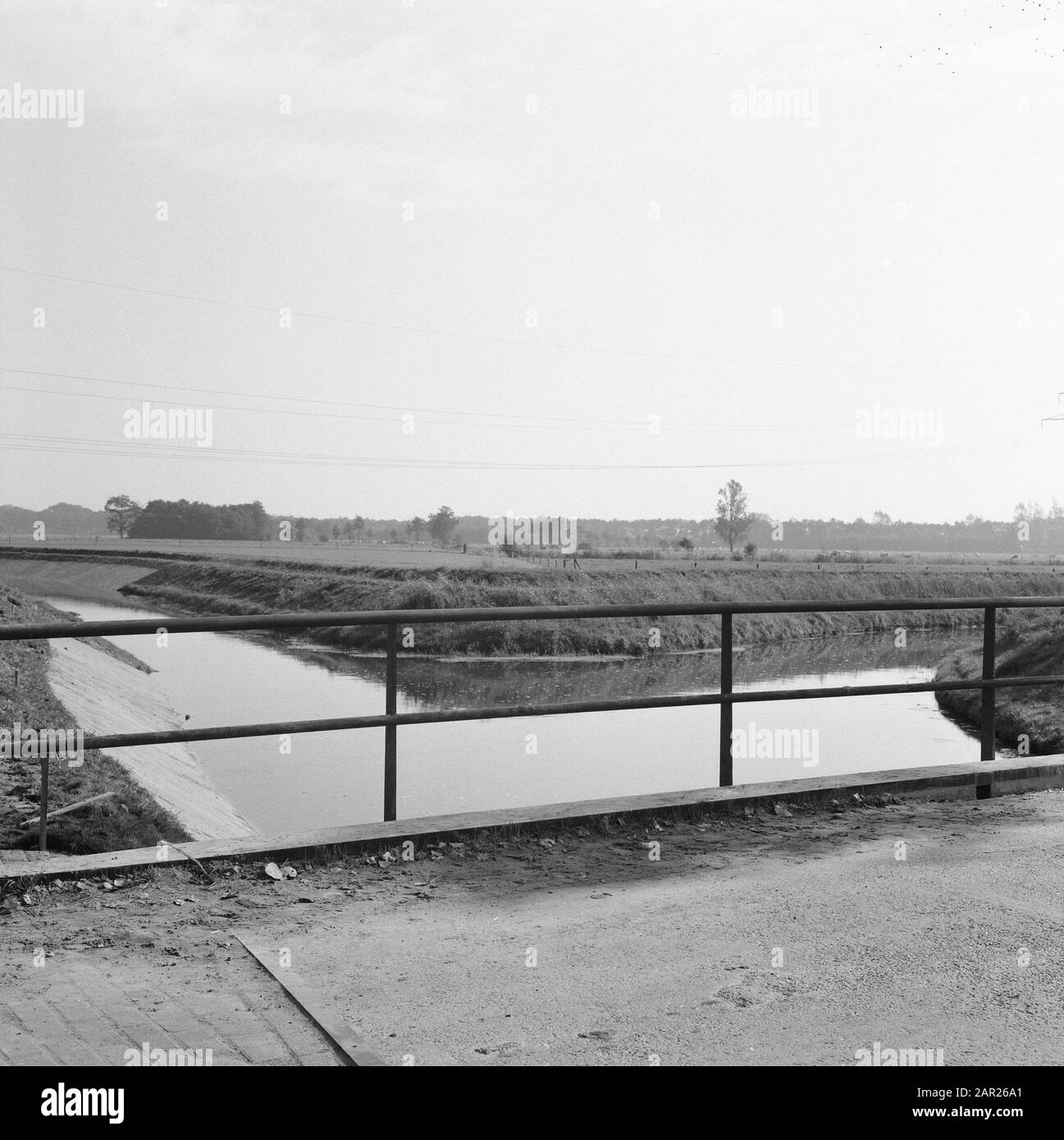 Normalisation des cours d'eau, fossés de creusement et d'amortissement, égouts de ponte, plongeurs et jardinage, levés, terres, canaux, Nieuwe Wetering, Raalterwetering, Soestwetering Date: Novembre 1966 mots clés: Plongeurs et jardinage, fossés de creusage et d'amortissement, canaux, égouts de ponte, normalisation des cours d'eau, aperçus, nom du terrain: Nieuwe Wetering, Raethering and Sowetering institution: Sallesterwetering nom Banque D'Images