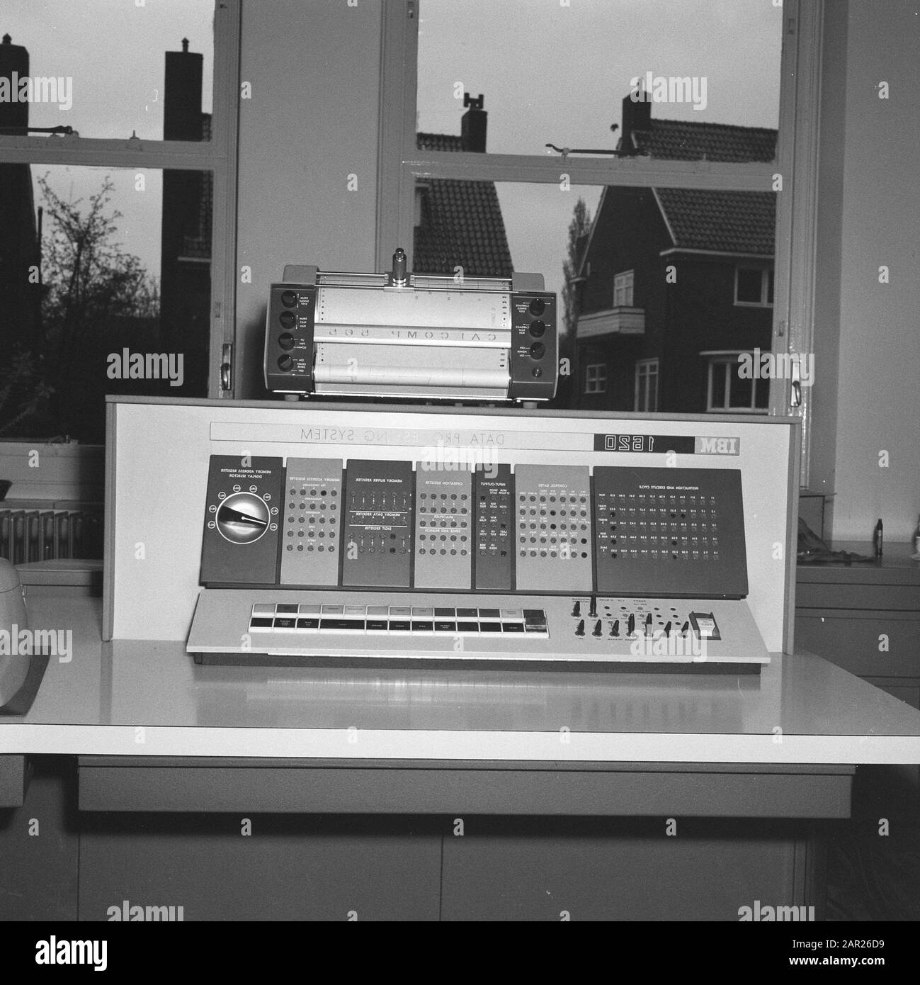 Bâtiments et monuments knhm, intérieurs, panneaux de commande, coordinagraphe, système de traitement électronique des données ibm 1620, calcomp 565 Date: Septembre 1963 mots clés: Panneaux de commande, coordinagraphe, bâtiments et monuments knhm, intérieurs Nom personnel: Calcomp 565, système de traitement électronique des données ibm 1620 Banque D'Images