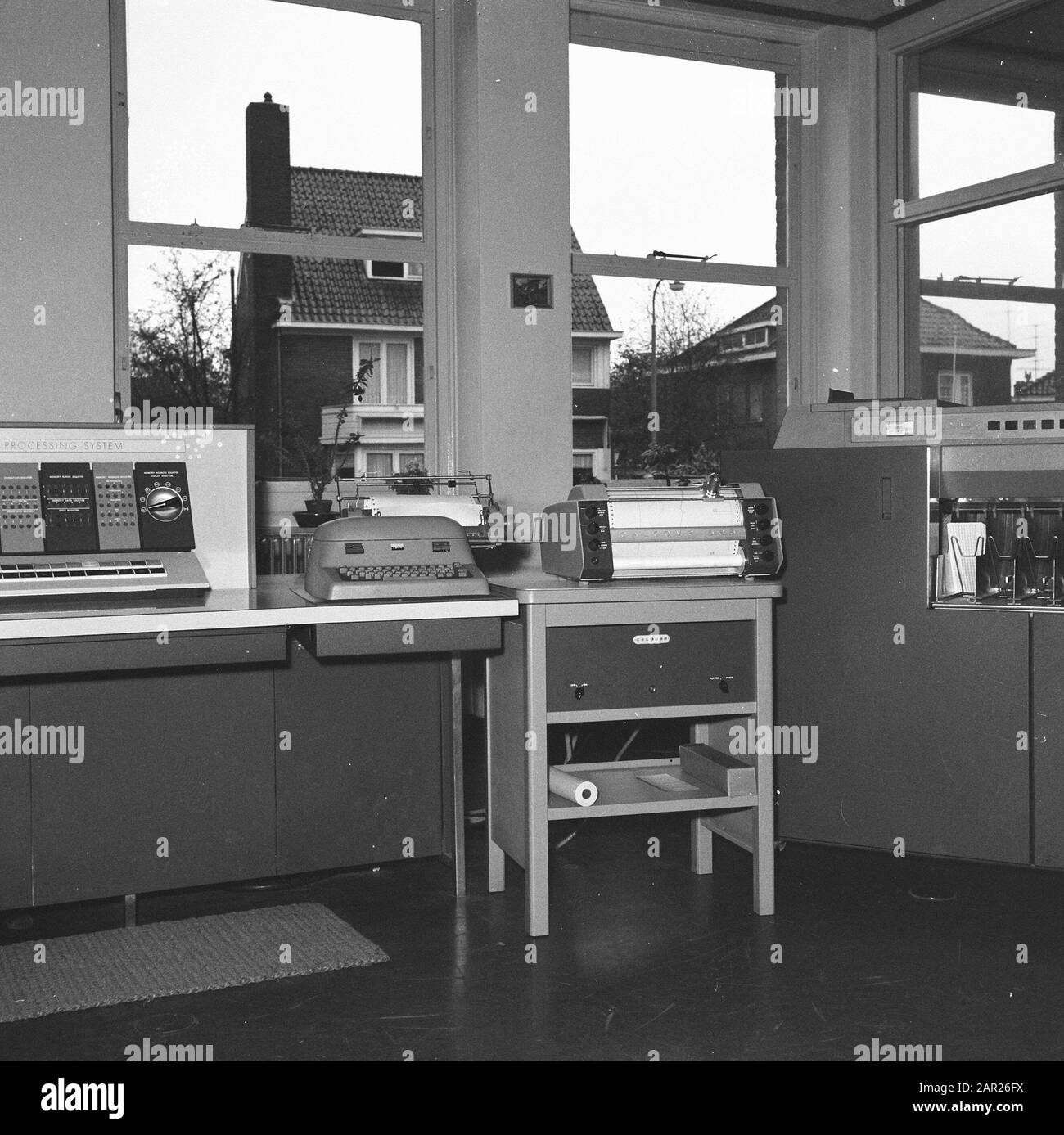 Bâtiments et monuments knhm, intérieurs, ordinateurs, système de traitement électronique des données ibm 1620 Date: Septembre 1963 mots clés: Ordinateurs, bâtiments et monuments knhm, intérieurs Nom personnel: Système de traitement électronique des données ibm 1620 Banque D'Images