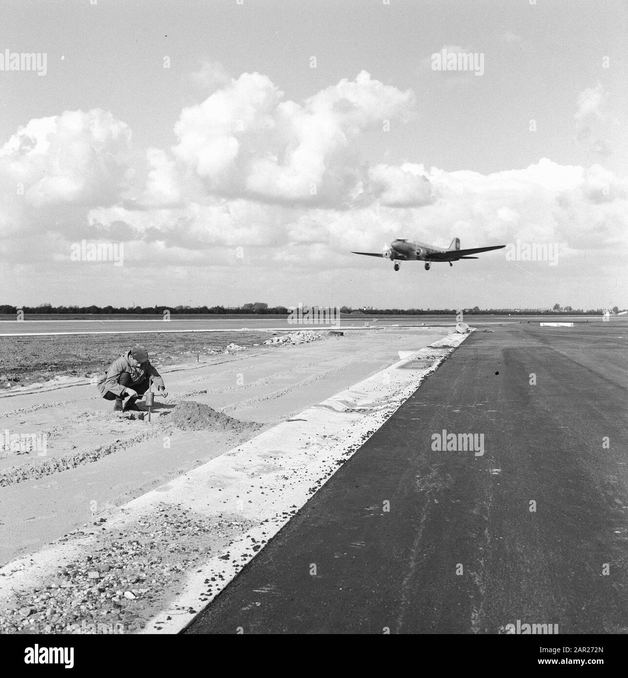 Parcs de loisirs, aéroports, etc., extensions de voies de taxi, travailleurs, vibrateurs de terrain, td 3070 Date : octobre 1963 lieu : Rotterdam, Zuid-Holland mots clés : travailleurs, vibrateurs de terrain, aires de loisirs, prolongateurs de voies de circulation, aérodromes, etc. Nom personnel : TD 3070 Banque D'Images