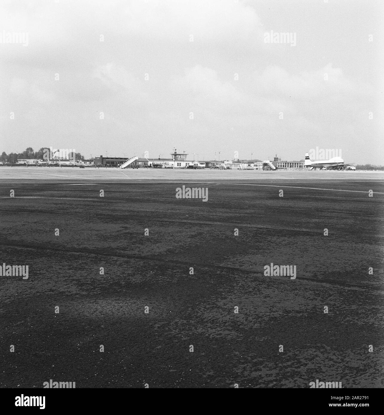 Parcs de loisirs, aéroports, aérodromes, avions, Aéroport de Rotterdam Date : juin 1965 lieu : Rotterdam, Zuid-Holland mots clés : aires de loisirs, taxis d'accès, avions, aérodromes, etc. Nom personnel : Aéroport de Rotterdam Banque D'Images
