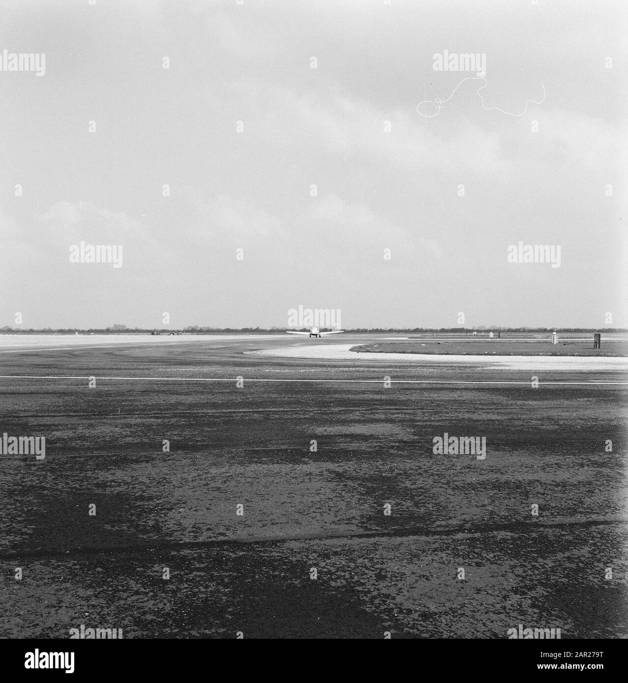 Parcs de loisirs, aéroports, etc., voies de taxi d'accès, mise en service, Aéroport de Rotterdam Date : juin 1965 lieu : Rotterdam, Zuid-Holland mots clés : mise en service, aires de loisirs, taxis d'accès, aéroports, etc. Nom personnel : Aéroport de Rotterdam Banque D'Images