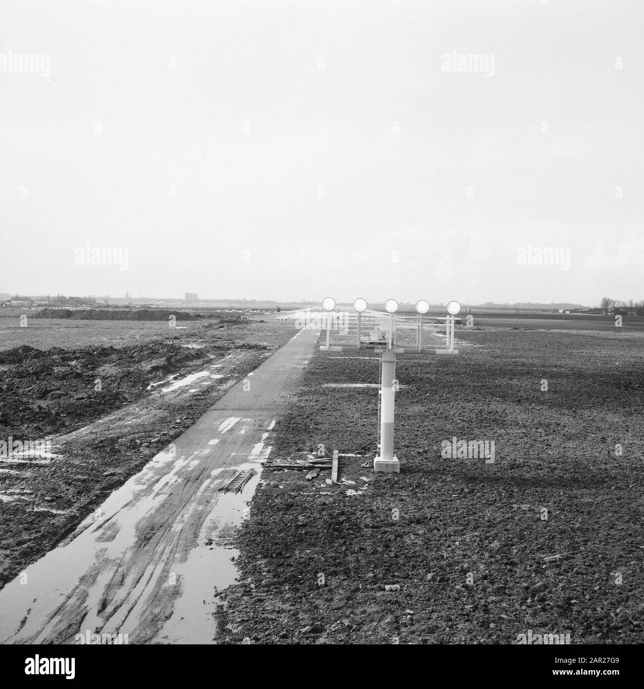Parcs de loisirs, aéroports, chemins d'inspection, tours d'éclairage de vol, aéroport de Rotterdam Date : 1966 lieu : Rotterdam, Zuid-Holland mots clés : tours d'éclairage de vol, chemins d'inspection, aires de loisirs, aéroports, etc. Nom personnel : aéroport de Rotterdam Banque D'Images