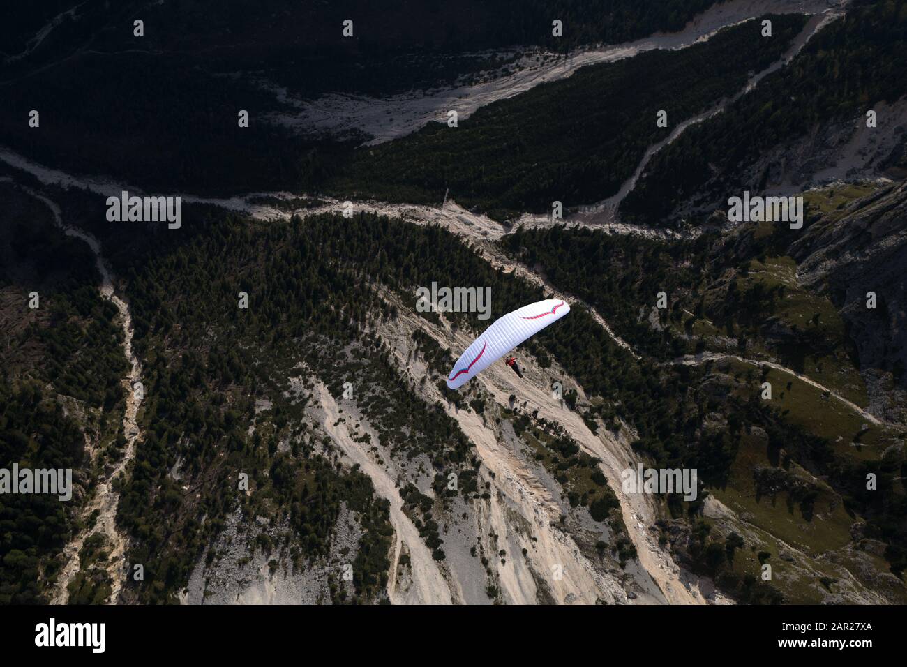 Vue aérienne du pilote de parapente qui vole près de Rosengarten, Dolomites. Banque D'Images