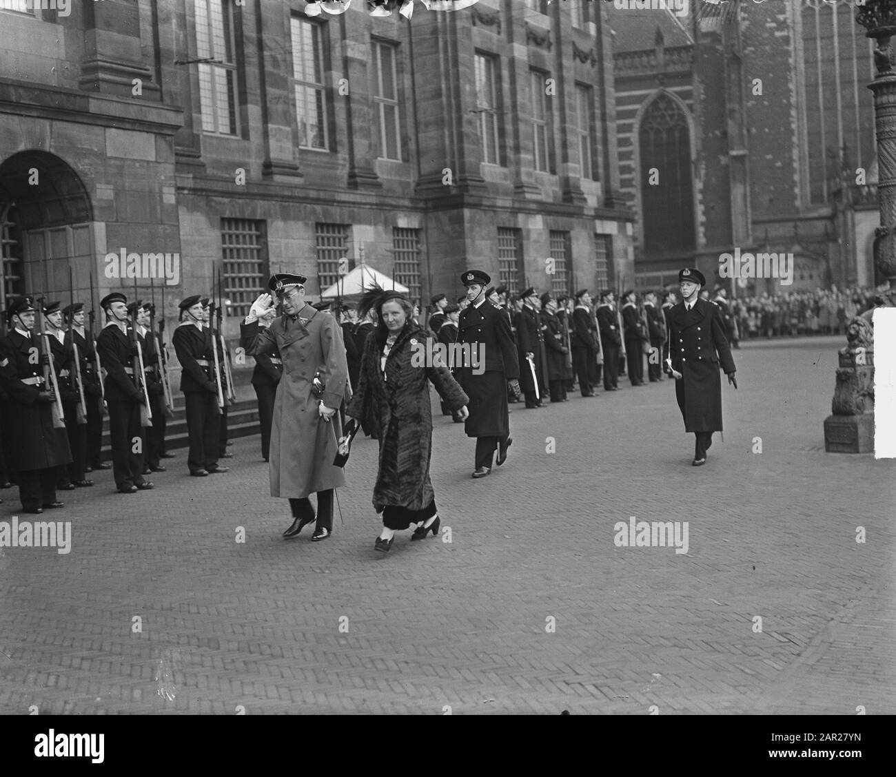 Transfert de la Souverité Mohamed Hatta transfert de souveraineté en Indonésie au Palais Royal sur le Dam. Queen Juliana et Prince Bernhard inspectent la garde d'honneur devant le palais sur la place du Dam Date: 27 décembre 1949 lieu: Amsterdam, Noord-Holland mots clés: Gardes honoraires, accords internationaux, reines, palais, princes Nom personnel: Bernhard (prince Pays-Bas), Juliana (Queen Pays-Bas) Banque D'Images