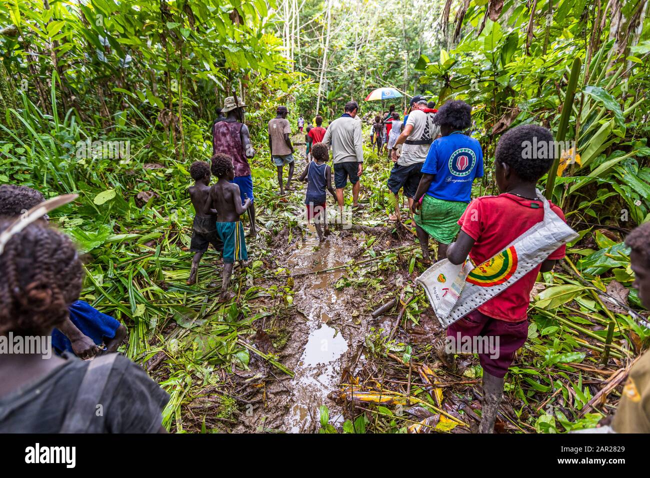 Des autochtones avec des invités étrangers dans la jungle de bougainville Banque D'Images
