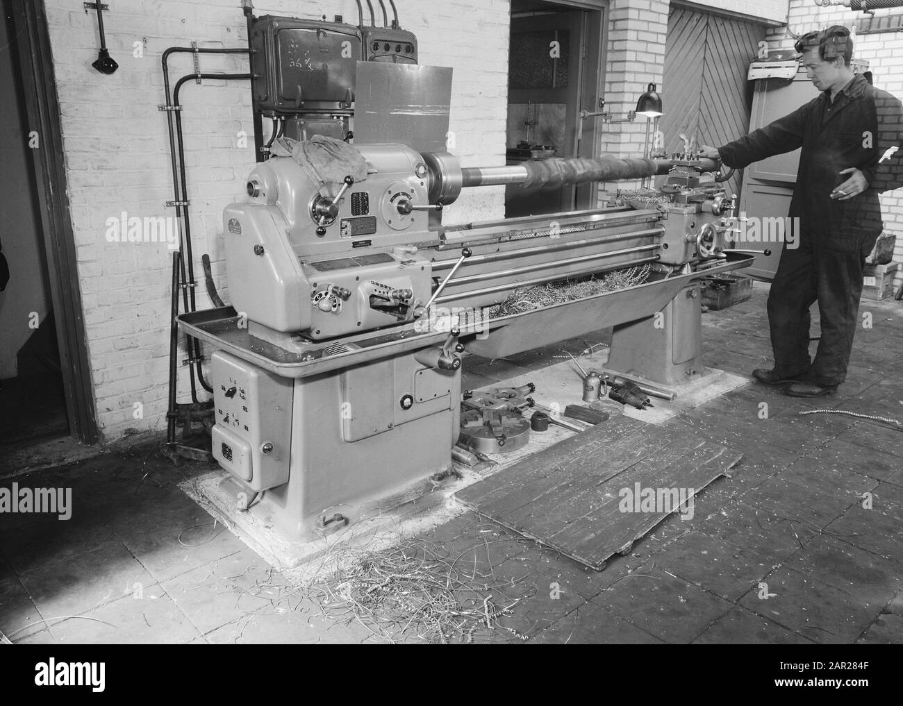 Atelier van de Nederlandse Heideme Date: Mai 1954 lieu: Arnhem, Gueldre mots clés: Bâtiments et monuments knhm, intérieurs, ateliers, ateliers Nom de l'institution: NHM Banque D'Images