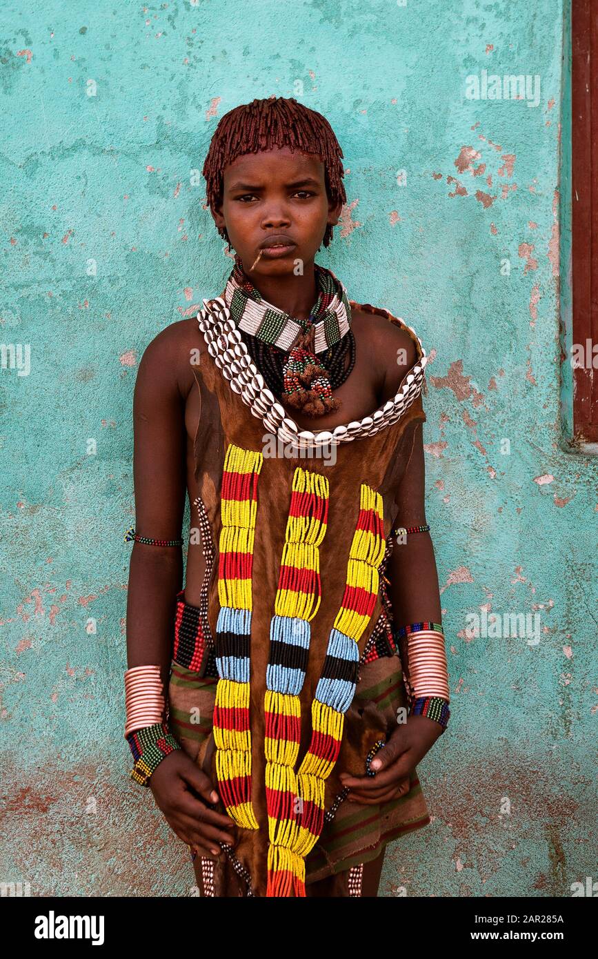 Konso, Ethiopie - 7 août 2018 : jeune femme tribale Hamer non identifiée posant sur le marché Banque D'Images