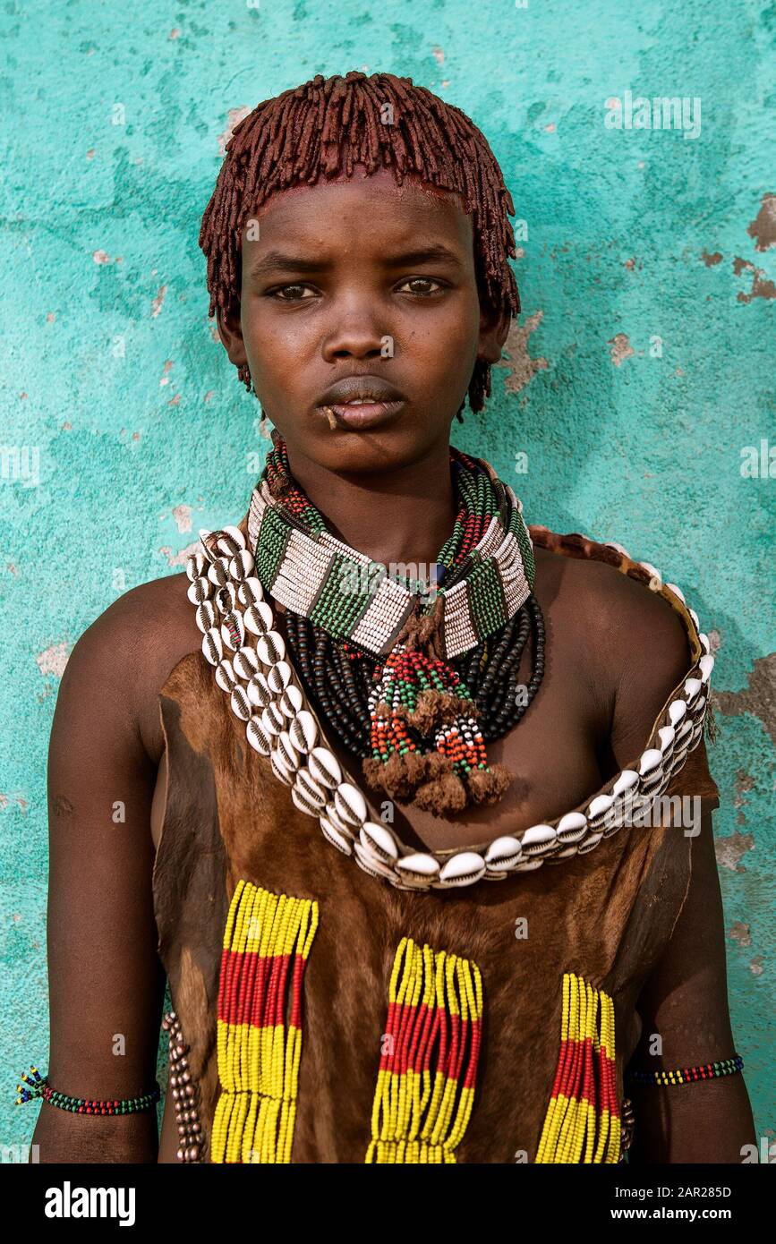 Konso, Ethiopie - 7 août 2018 : jeune femme tribale Hamer non identifiée posant sur le marché Banque D'Images