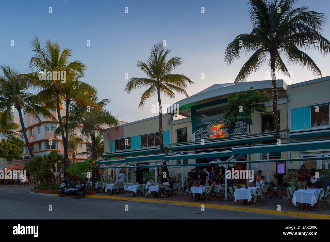 Restaurants Ocean Drive et architecture Art déco au crépuscule, South Beach, Miami Beach, Miami, Floride, États-Unis d'Amérique, Amérique du Nord Banque D'Images Restaurants Ocean Drive et architecture Art déco au crépuscule, South Beach, Miami Beach, Miami, Floride, États-Unis d'Amérique, Amérique du Nord Banque D'Images