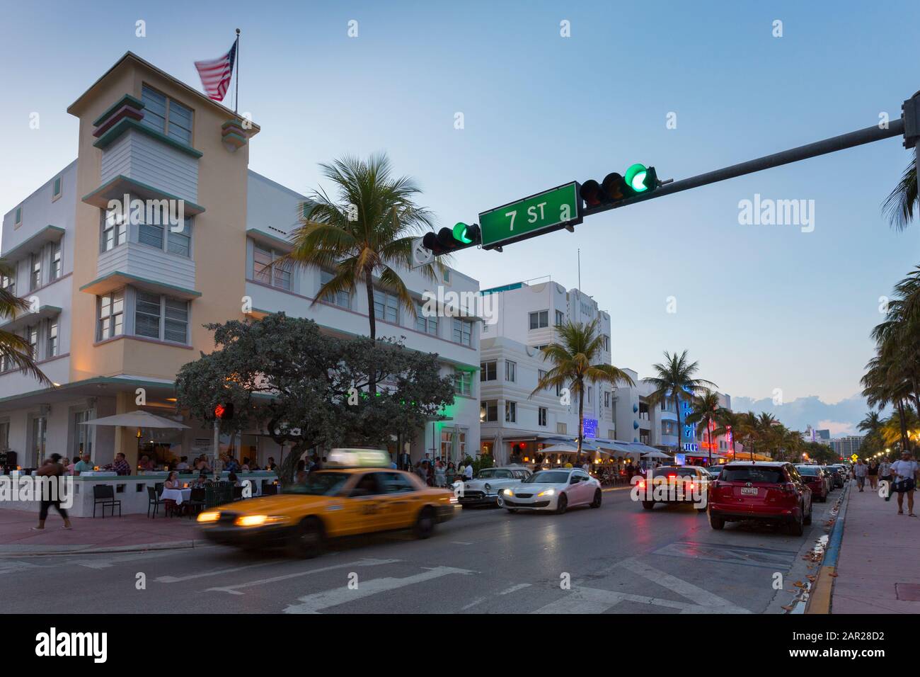 Restaurants Ocean Drive et architecture Art déco au crépuscule, South Beach, Miami Beach, Miami, Floride, États-Unis d'Amérique, Amérique du Nord Banque D'Images Restaurants Ocean Drive et architecture Art déco au crépuscule, South Beach, Miami Beach, Miami, Floride, États-Unis d'Amérique, Amérique du Nord Banque D'Images