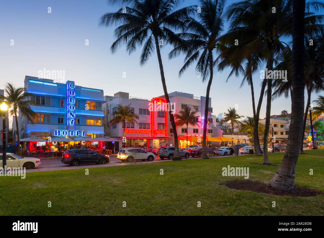 Restaurants Ocean Drive et architecture Art déco au crépuscule, South Beach, Miami Beach, Miami, Floride, États-Unis d'Amérique, Amérique du Nord Banque D'Images Restaurants Ocean Drive et architecture Art déco au crépuscule, South Beach, Miami Beach, Miami, Floride, États-Unis d'Amérique, Amérique du Nord Banque D'Images