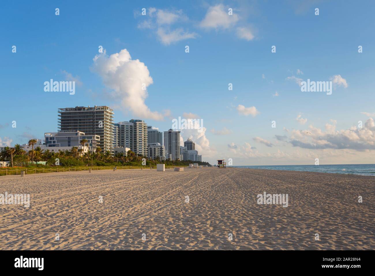 Plage et océan Atlantique sur South Beach, Miami Beach, Miami, Floride, États-Unis d'Amérique, Amérique du Nord Banque D'Images Plage et océan Atlantique sur South Beach, Miami Beach, Miami, Floride, États-Unis d'Amérique, Amérique du Nord Banque D'Images