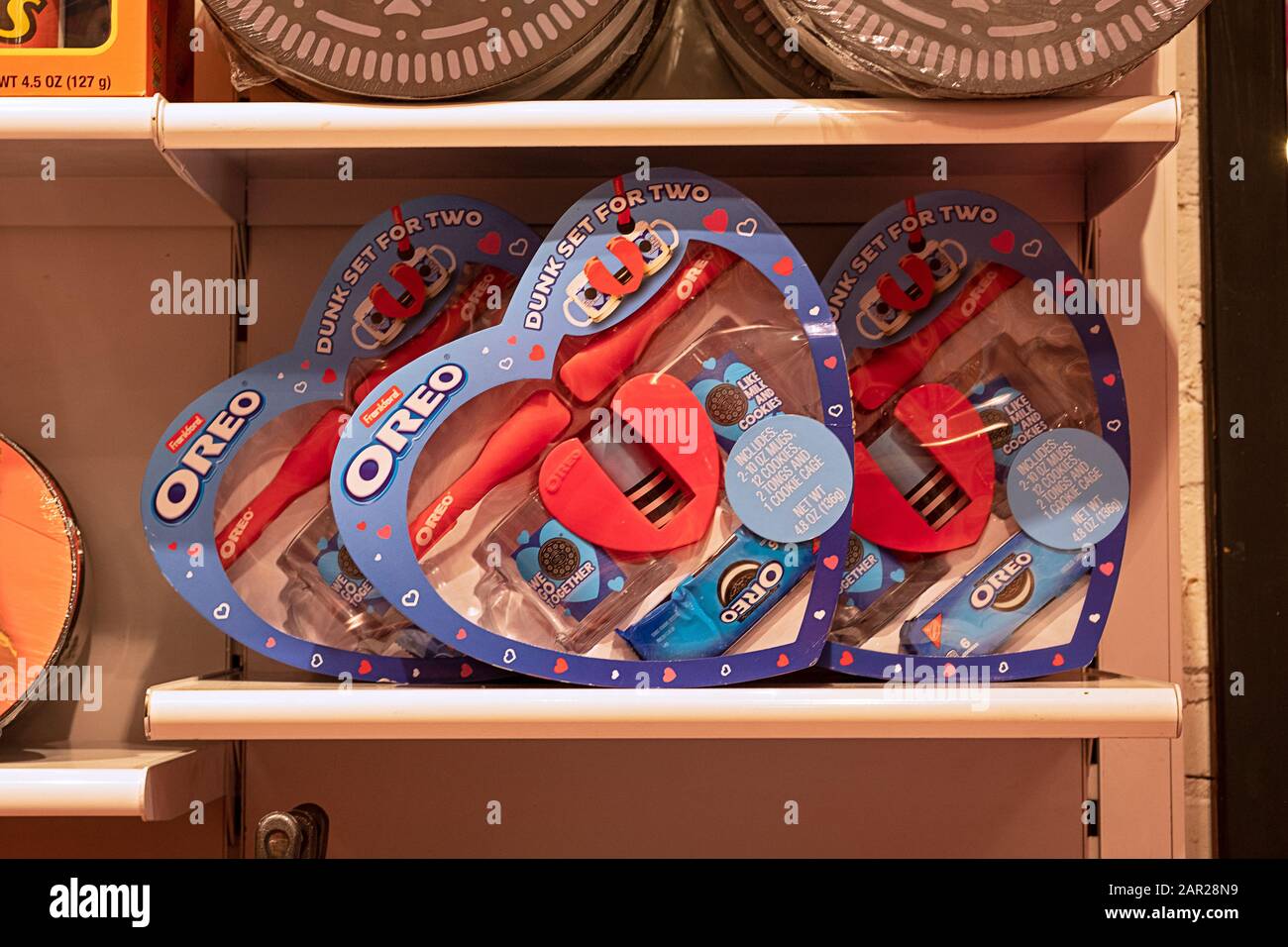 An Oreo Dunk Set Pour Deux à vendre à It'sugar, une boutique de bonbons et de tchotchke sur Broadway à Greenwich Vilage, New York City. Banque D'Images
