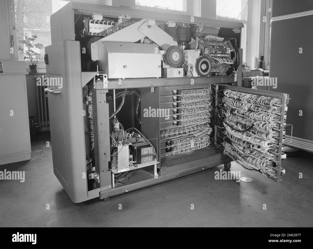 Bâtiments et monuments knhm, machines à écrire, machine de traitement de données à tambour magnétique ibm type 650 Date: Mars 1957 mots clés: Bâtiments et monuments knhm, machines à écrire Nom personnel: Machine de traitement de données à tambour magnétique IBM type 650 Banque D'Images