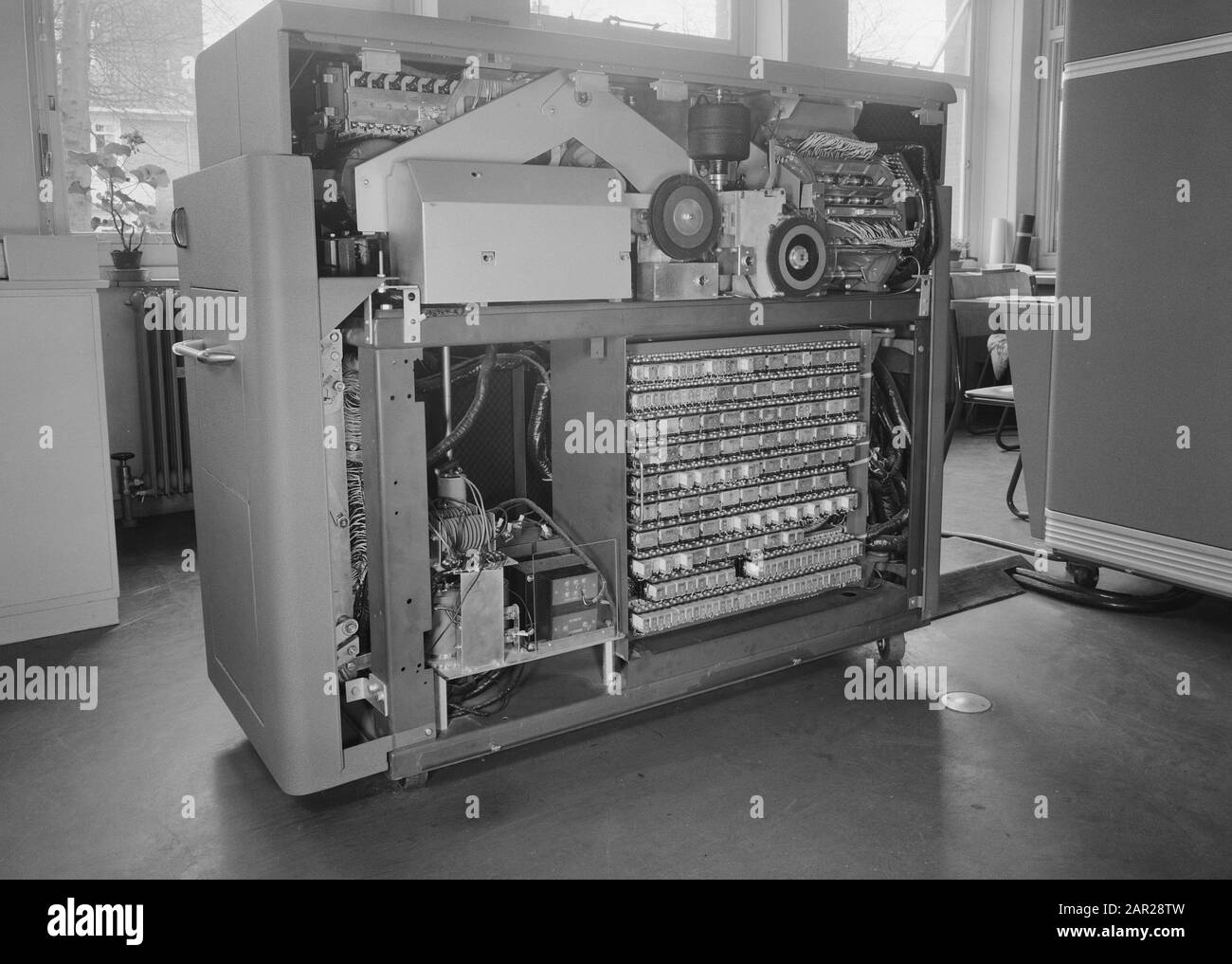 Bâtiments et monuments knhm, machines à écrire, machine de traitement de données à tambour magnétique ibm type 650 Date: Mars 1957 mots clés: Bâtiments et monuments knhm, machines à écrire Nom personnel: Machine de traitement de données à tambour magnétique IBM type 650 Banque D'Images