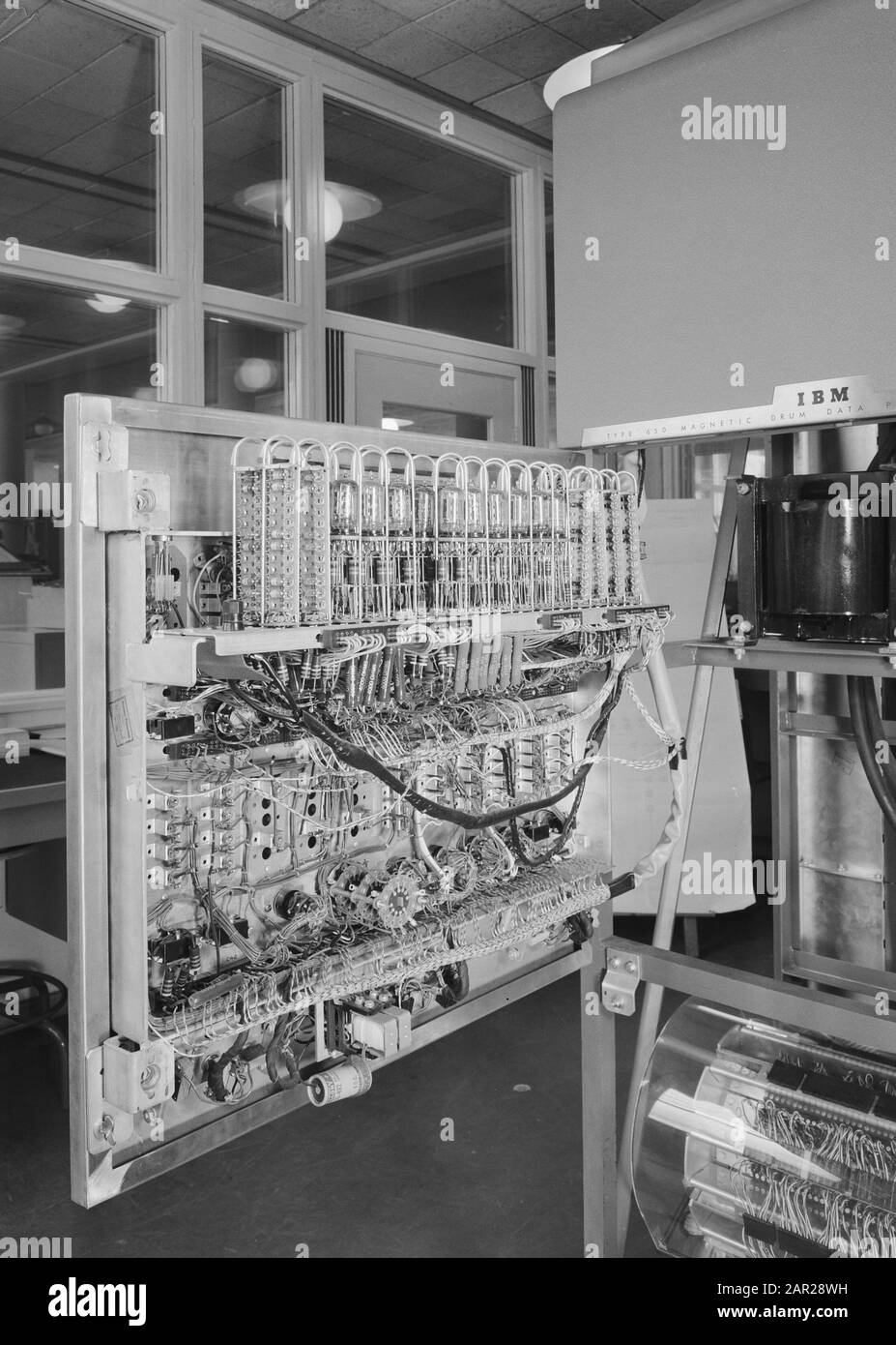 Bâtiments et monuments knhm, machines à écrire, machine de traitement de données à tambour magnétique ibm type 650 Date: Mars 1957 mots clés: Bâtiments et monuments knhm, machines à écrire Nom personnel: Machine de traitement de données à tambour magnétique IBM type 650 Banque D'Images