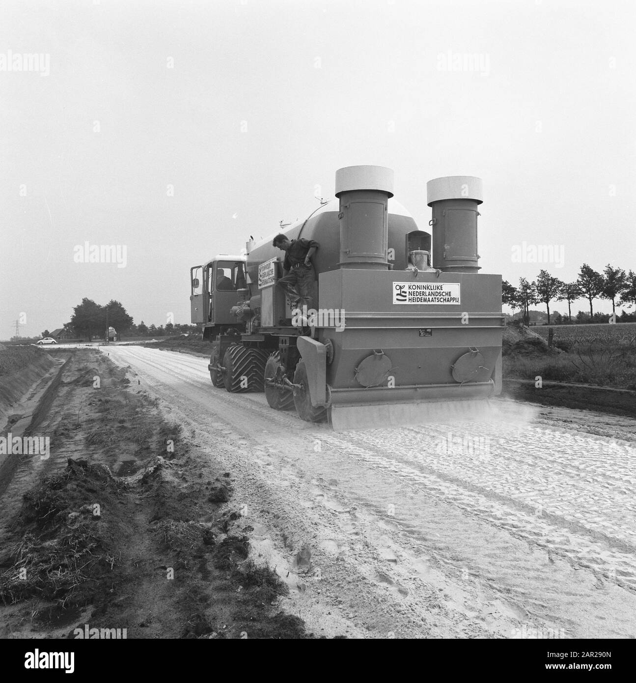 Exploitation minière, travail du sol, nivellement, balais, épandeurs de ciment, stabilisateurs de ciment au sol, véhicule lgw Date : 1968 mots clés : scones, épandeur de ciment, nivellement, nivellement du sol, stabilisation du ciment au sol, exploitation minière Nom personnel : véhicule LGW Banque D'Images