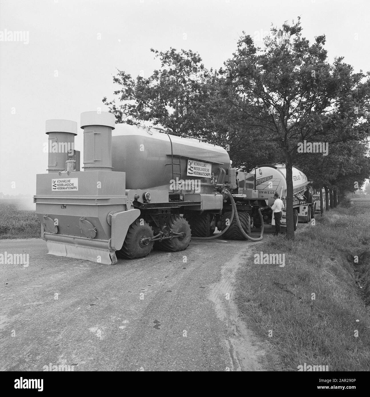 Exploitation minière, travail du sol, nivellement, salles, épandeur de ciment, stabilisateurs de ciment au sol, réservoirs, camions à silo de ciment, véhicule lgw Date : 1968 mots clés : ponçage, camions à silo de ciment, épandeur de ciment, nivellement, travail du sol, stabilisation du ciment du sol, exploitation minière, réservoirs Nom De La Personne : véhicule LGW Banque D'Images