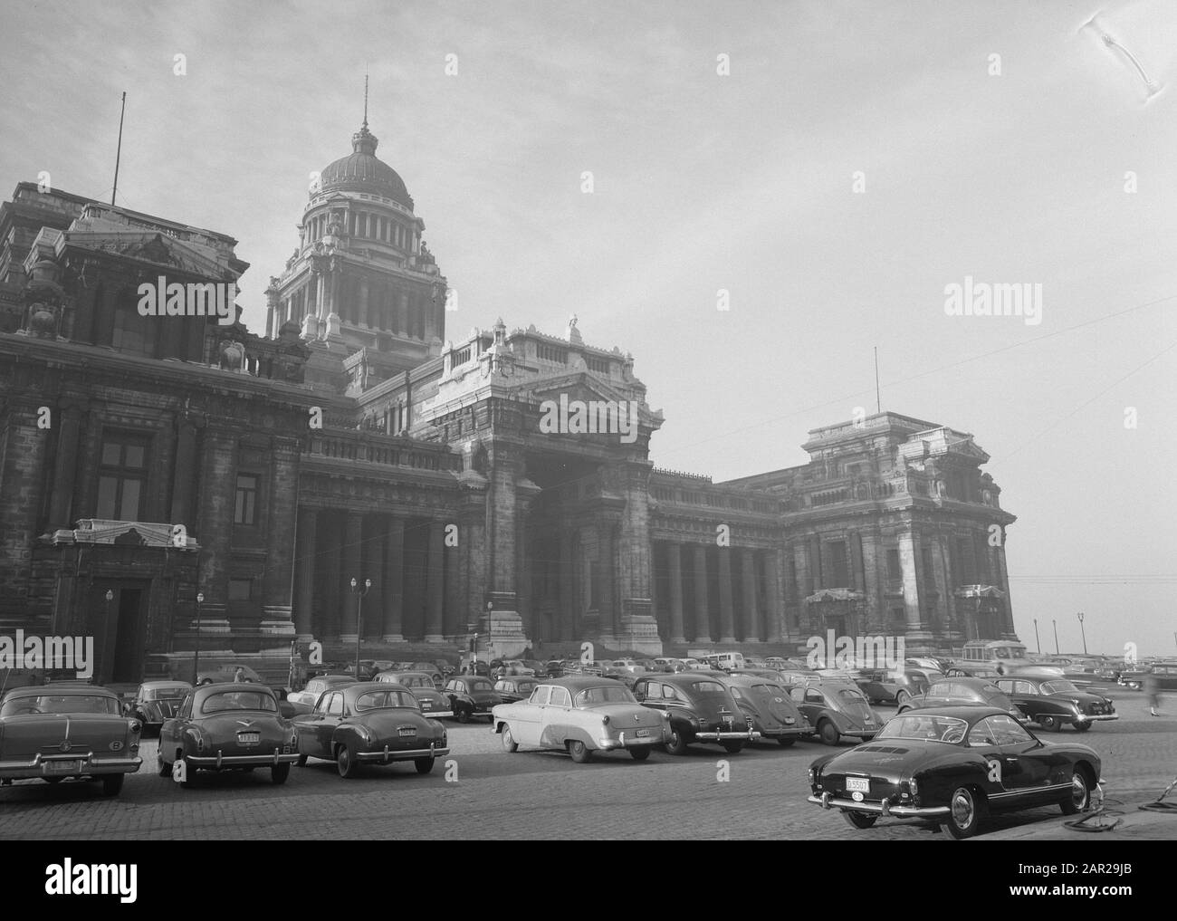 Palais, extérieurs, palais de justice Date: Janvier 1957 lieu: Bruxelles mots clés: Exterieurs, palais Nom personnel: Palais de justice Banque D'Images