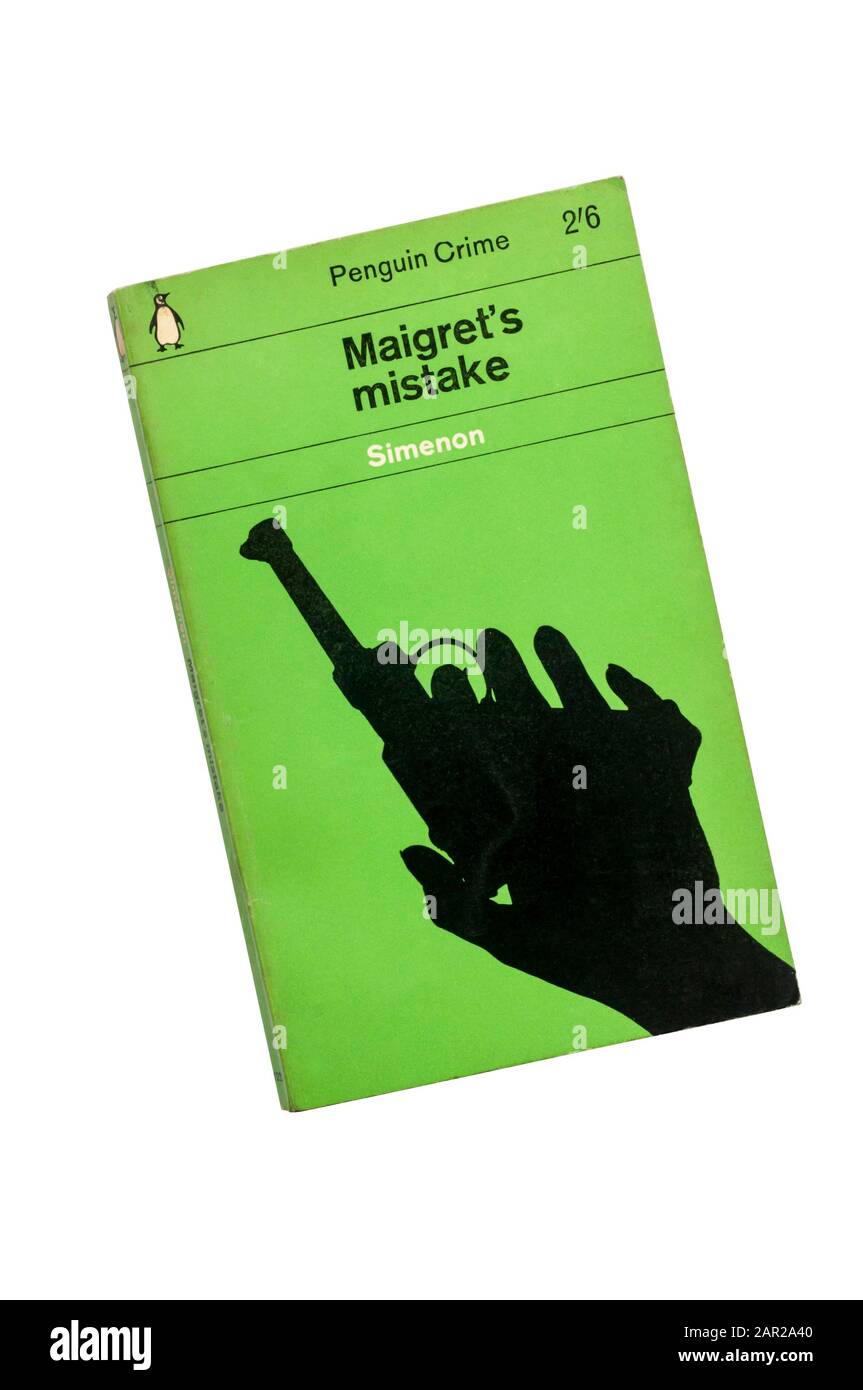 Une copie de l'Erreur de Maigret par Georges Simenon sur le crime des pingouins au dos de papier vert. Publié pour la première fois en 1953 sous le nom de Maigret se trompe. Banque D'Images