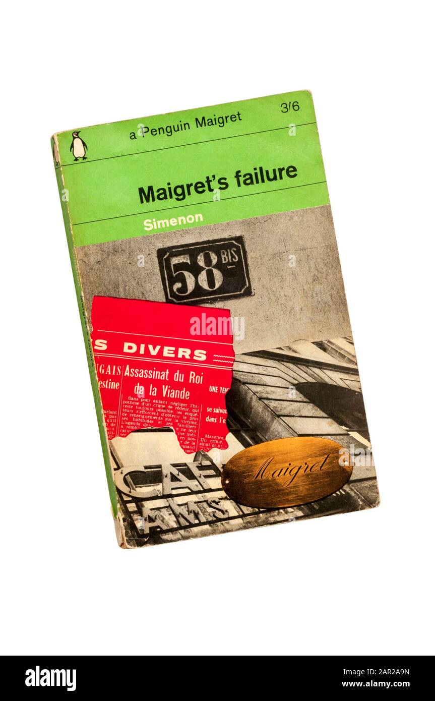 Un exemplaire vert de l'échec de Maigret par Georges Simenon pour le crime des pingouins. Publié pour la première fois en 1956 comme Un échec de Maigret. Banque D'Images