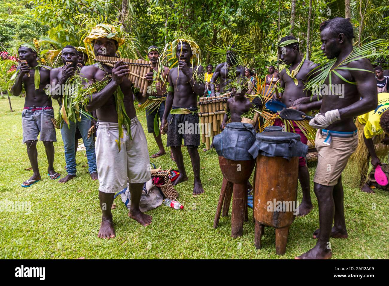 Sing-Sing traditionnel avec des invités étrangers sur l'île de Tautsina, Bougainville, Papouasie-Nouvelle-Guinée Banque D'Images