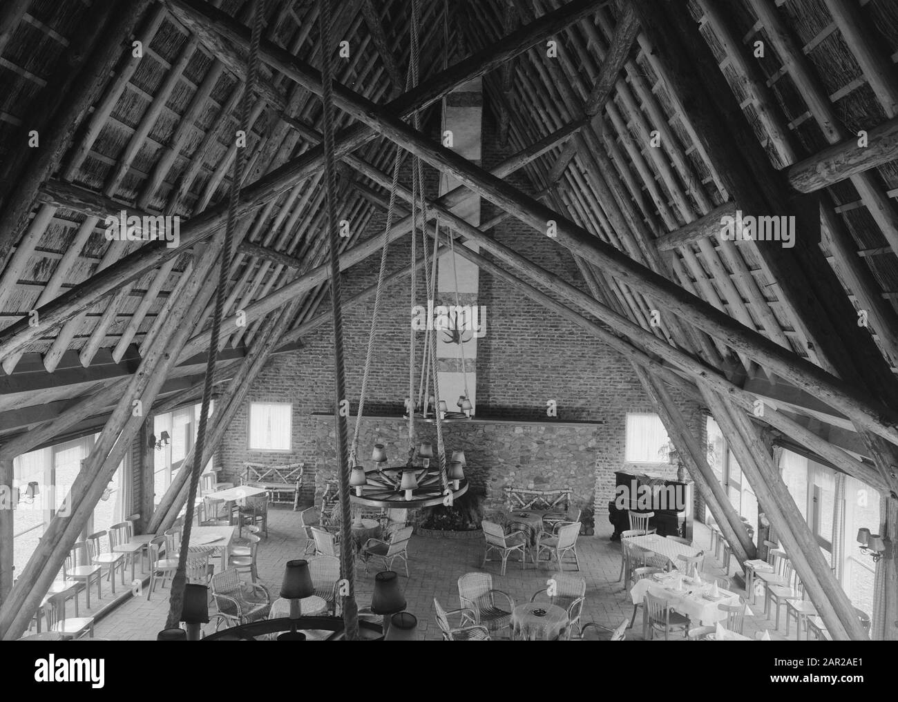 Camping House Beekhuizen. Annotation intérieure: Le bâtiment est maintenant utilisé au club de tennis Beekhuizen. La cheminée est toujours au même endroit (rouge. 2016) Date : 26 octobre 1954 lieu : Beekhuizen, Gueldre, Velp mots clés : intérieur, maisons de camping, centres de loisirs, parcs récréatifs, aéroports, etc Banque D'Images