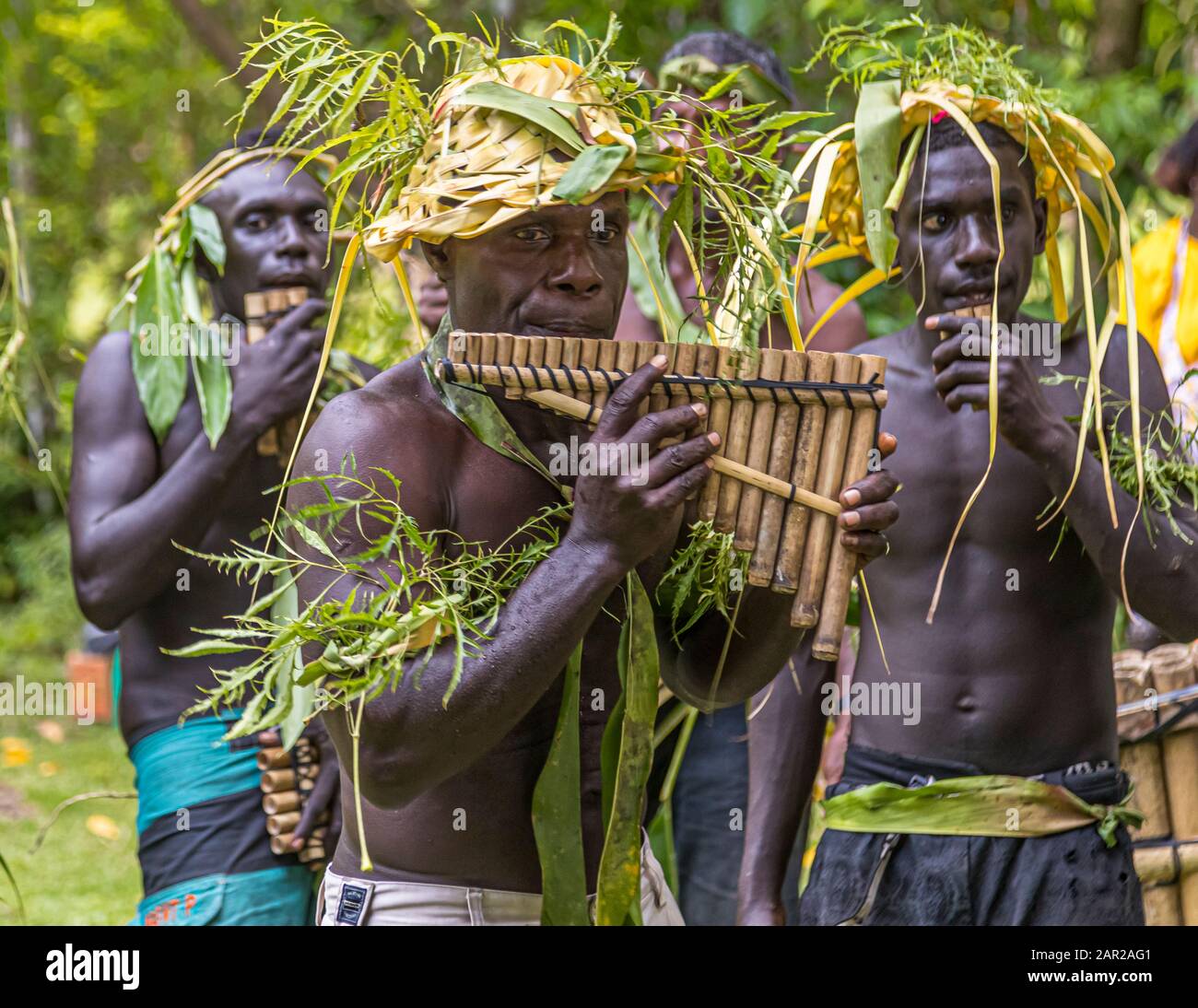 Sing-Sing traditionnel avec des invités étrangers sur l'île de Tautsina, Bougainville, Papouasie-Nouvelle-Guinée Banque D'Images